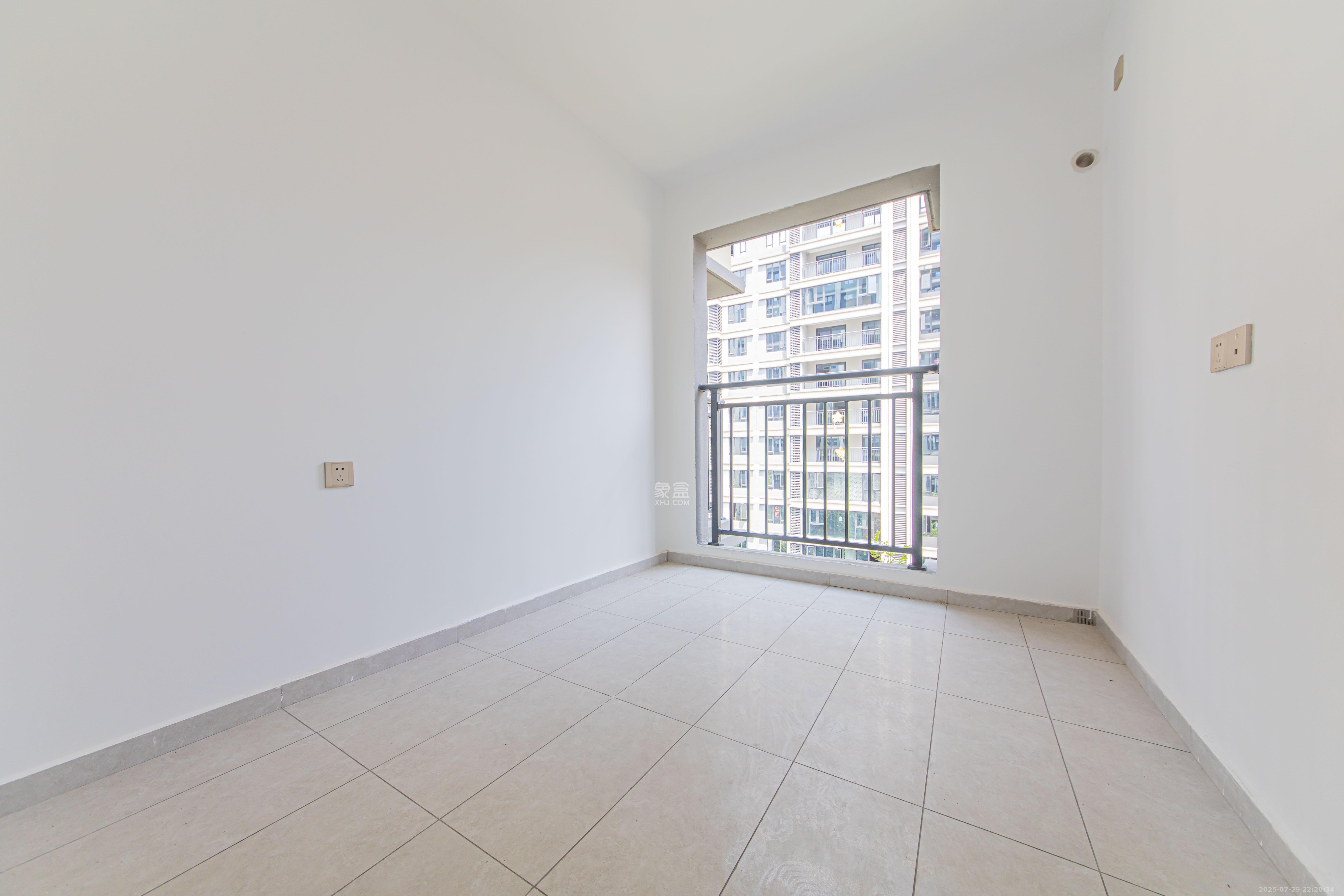 江悦和鸣  4室2厅2卫    220.0万卧室