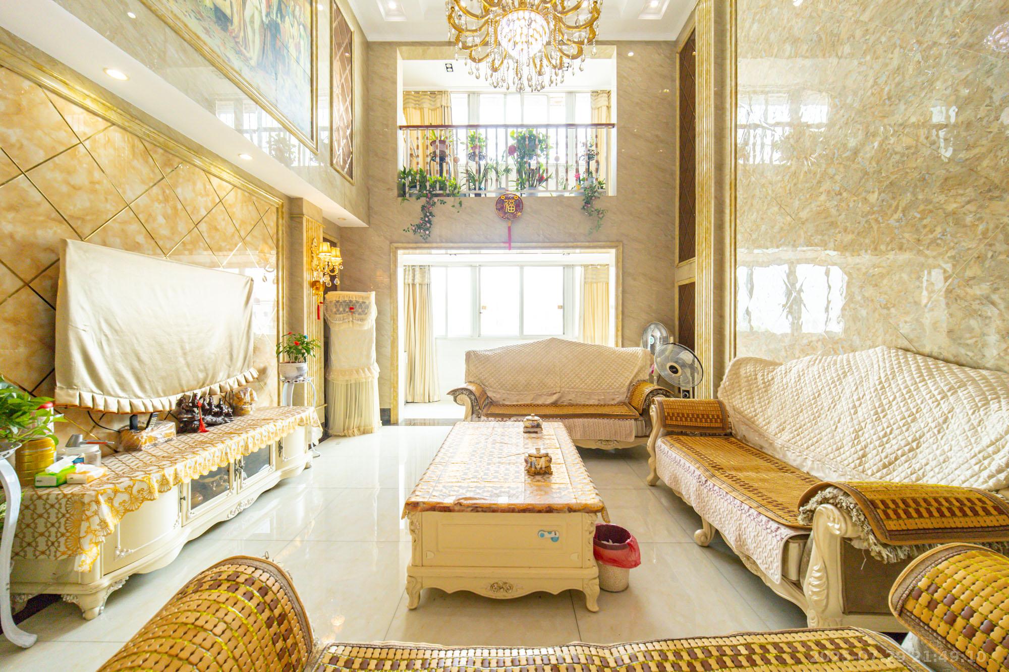 星邮公寓  4室2厅3卫    170.0万客厅