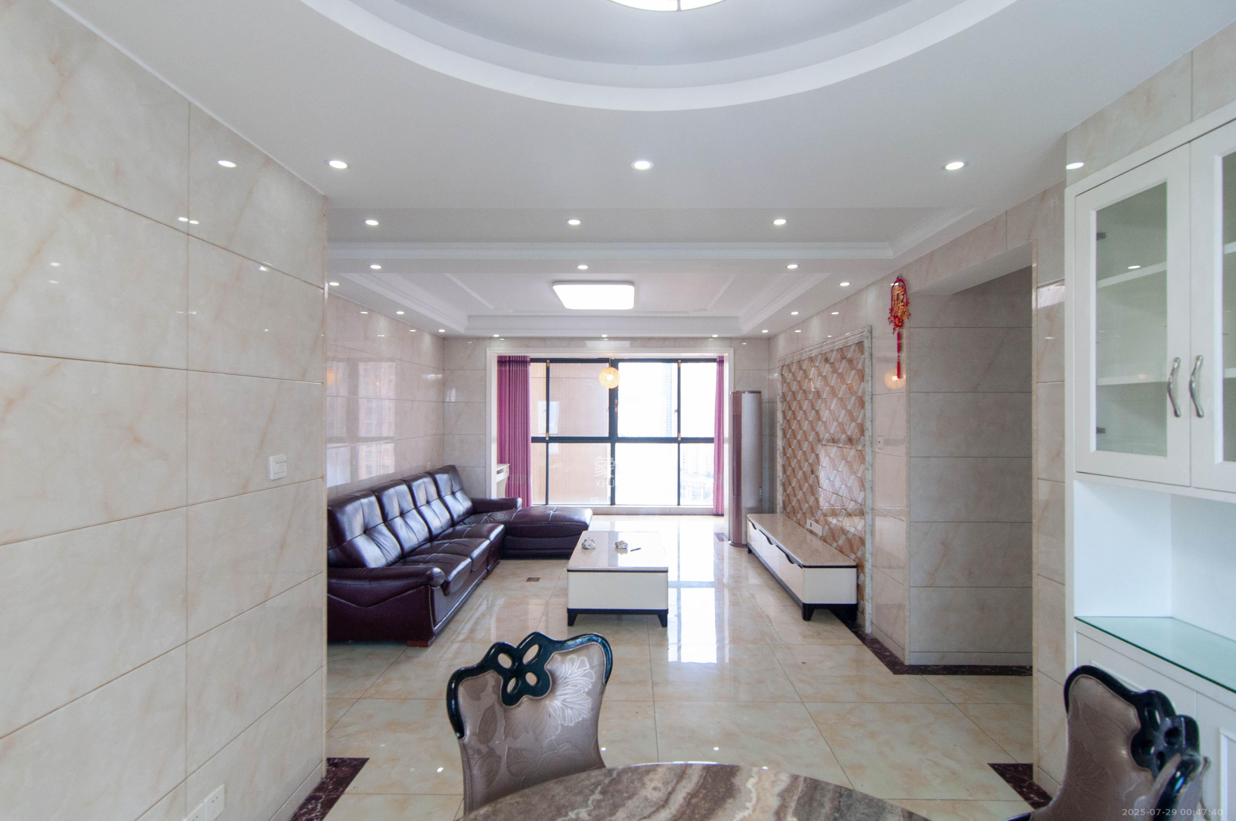 振业城二期 4室2厅2卫 188.0万 振业城二期 4室2厅2卫 188.0万客厅