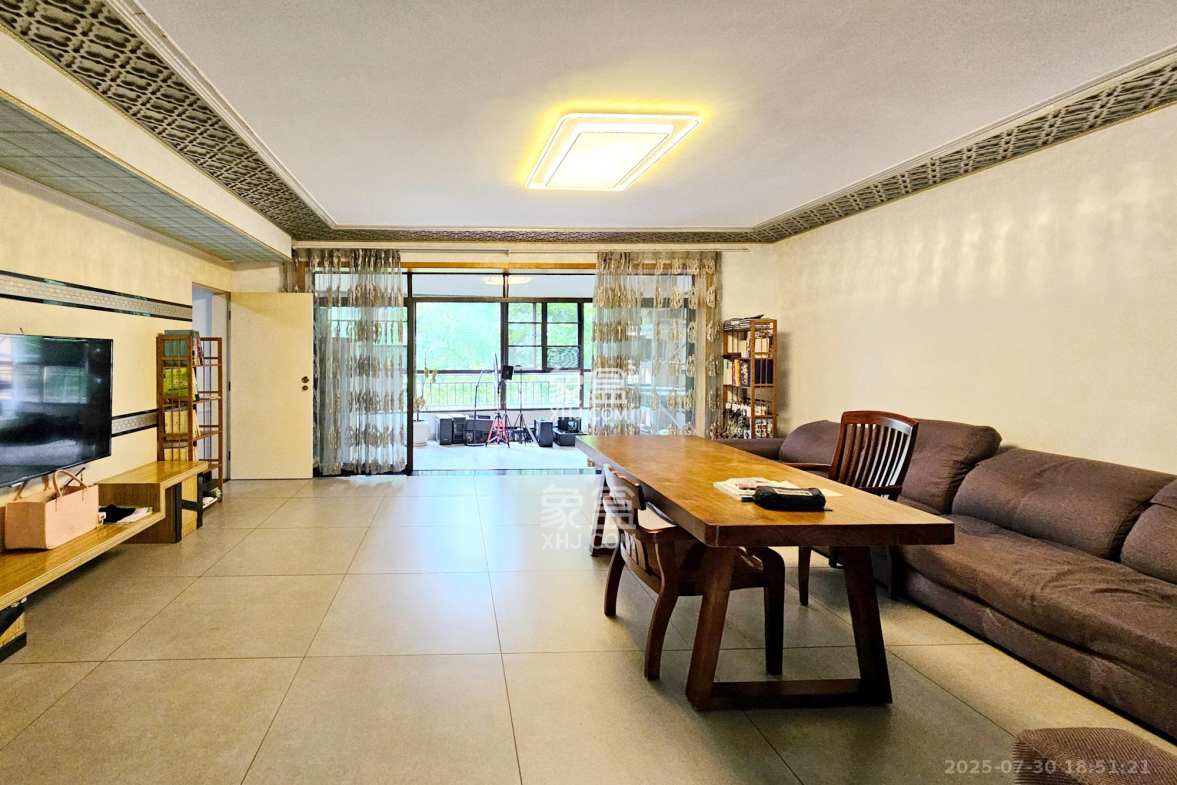 融科檀香山(融科紫檀、香山国际) 5室2厅3卫 280.0万 融科檀香山(融科紫檀、香山国际) 5室2厅3卫 280.0万客厅