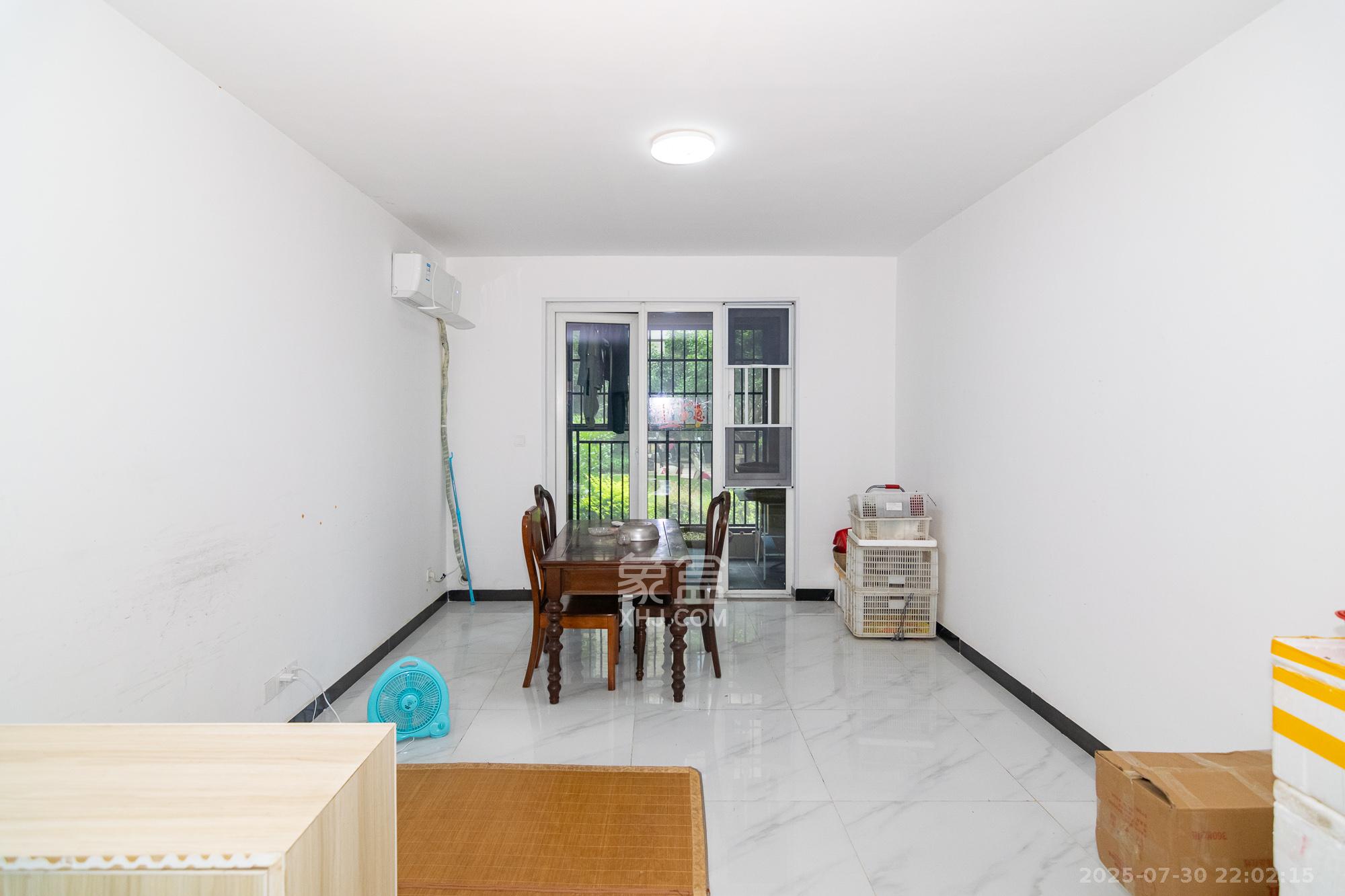 金地三千府(金地湖山樾、金地自在城) 3室2厅2卫 85.0万 金地三千府(金地湖山樾、金地自在城) 3室2厅2卫 85.0万客厅