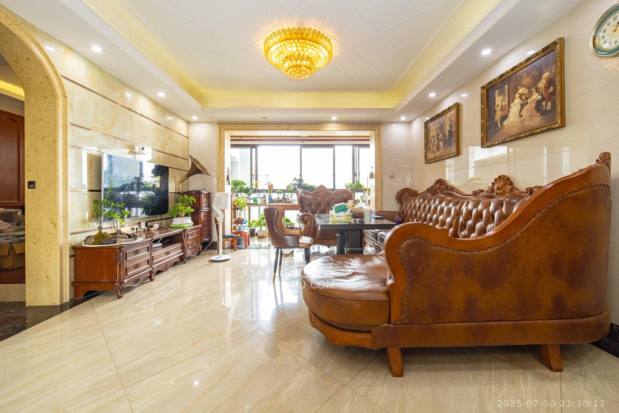 恒基凯旋门一二期 4室2厅2卫 126.0万 恒基凯旋门一二期 4室2厅2卫 126.0万客厅