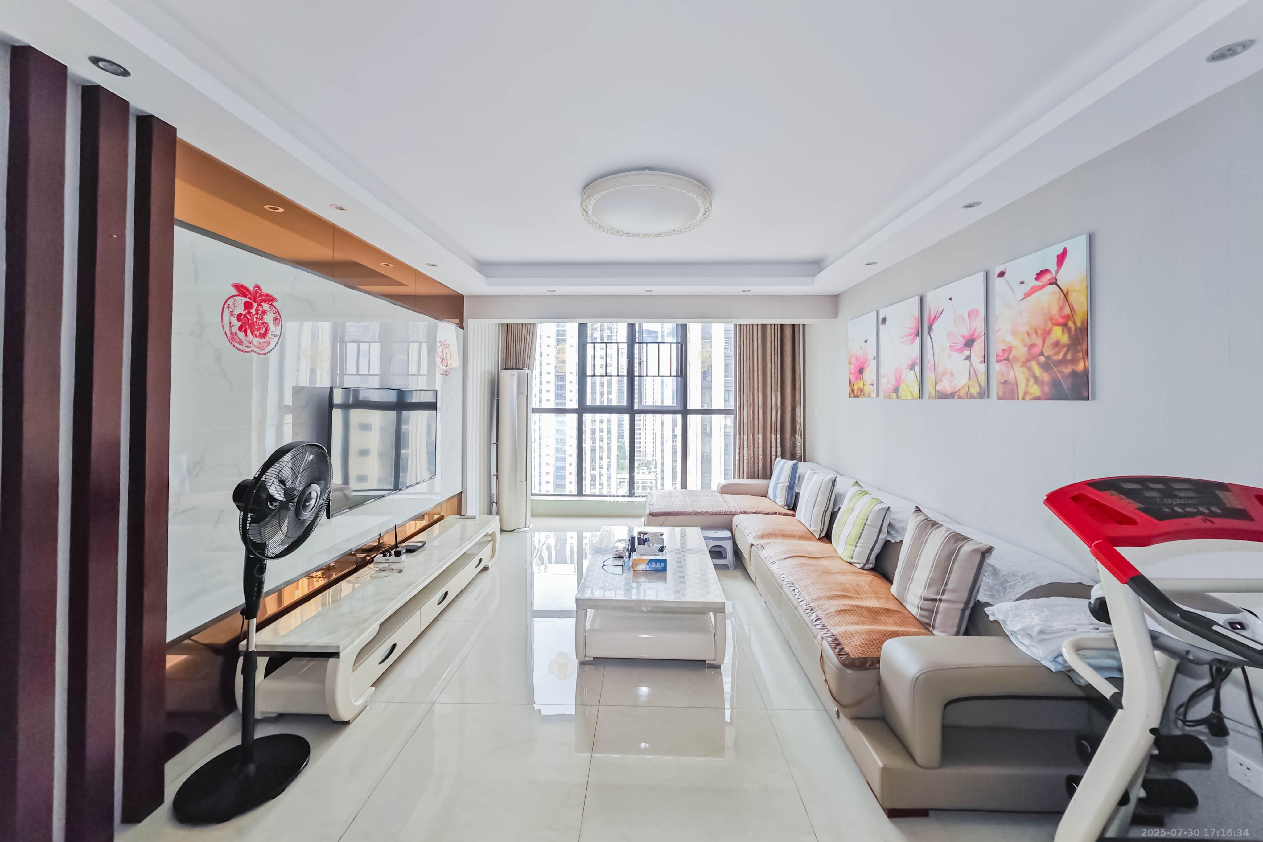 绿地之窗  3室2厅2卫    99.0万客厅