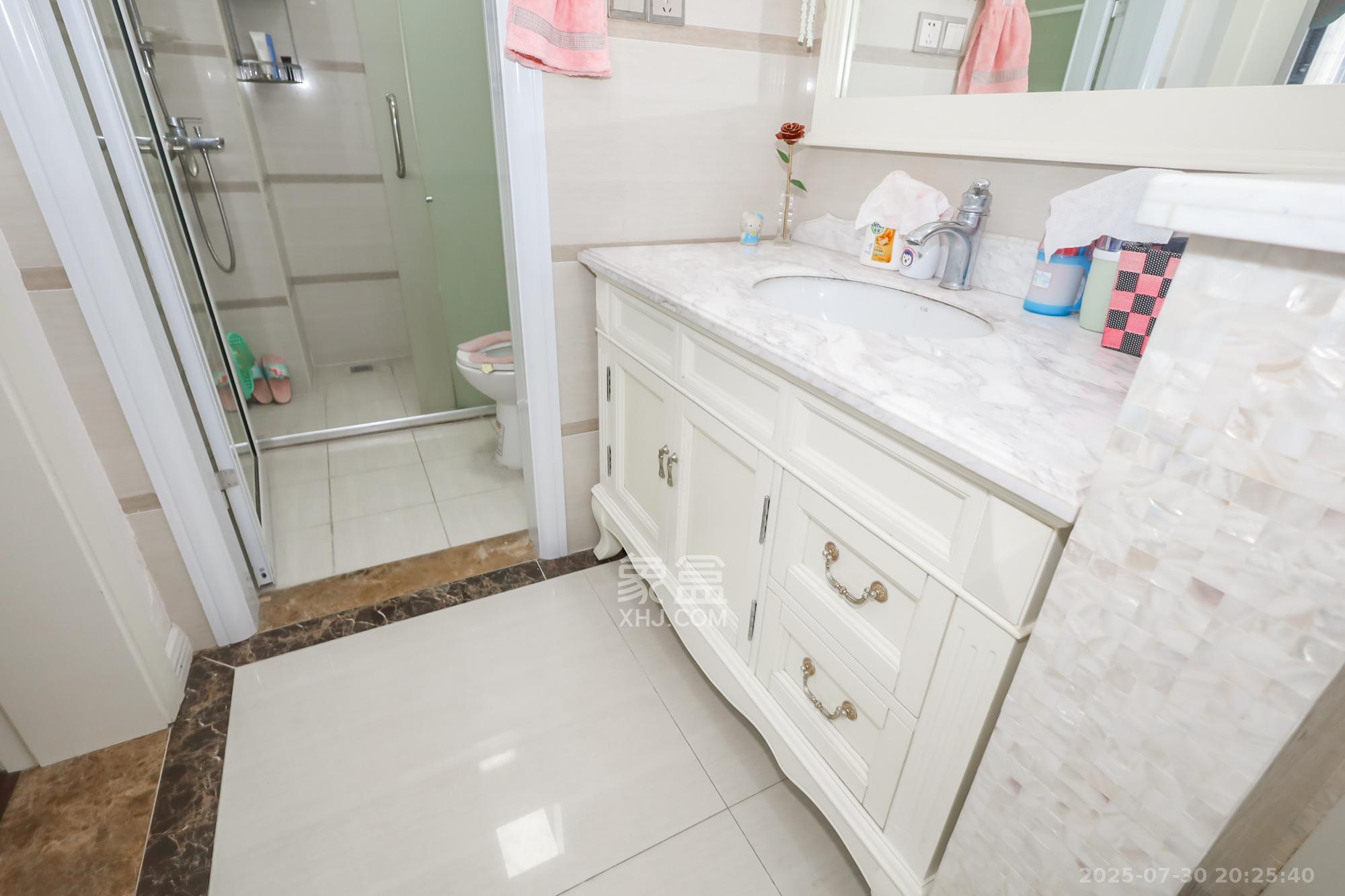 绿地中央广场 3室2厅2卫 160.0万 绿地中央广场 3室2厅2卫 160.0万卫生间