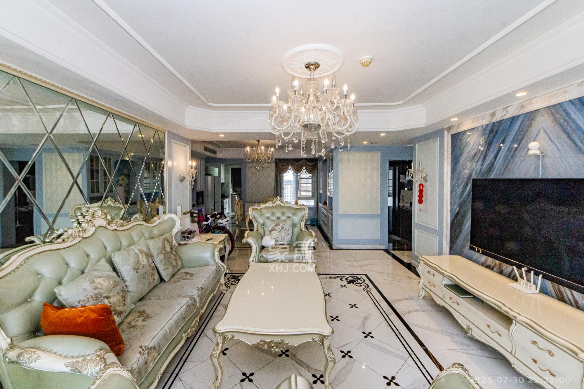 北辰三角洲E3区  4室2厅2卫    310.0万客厅