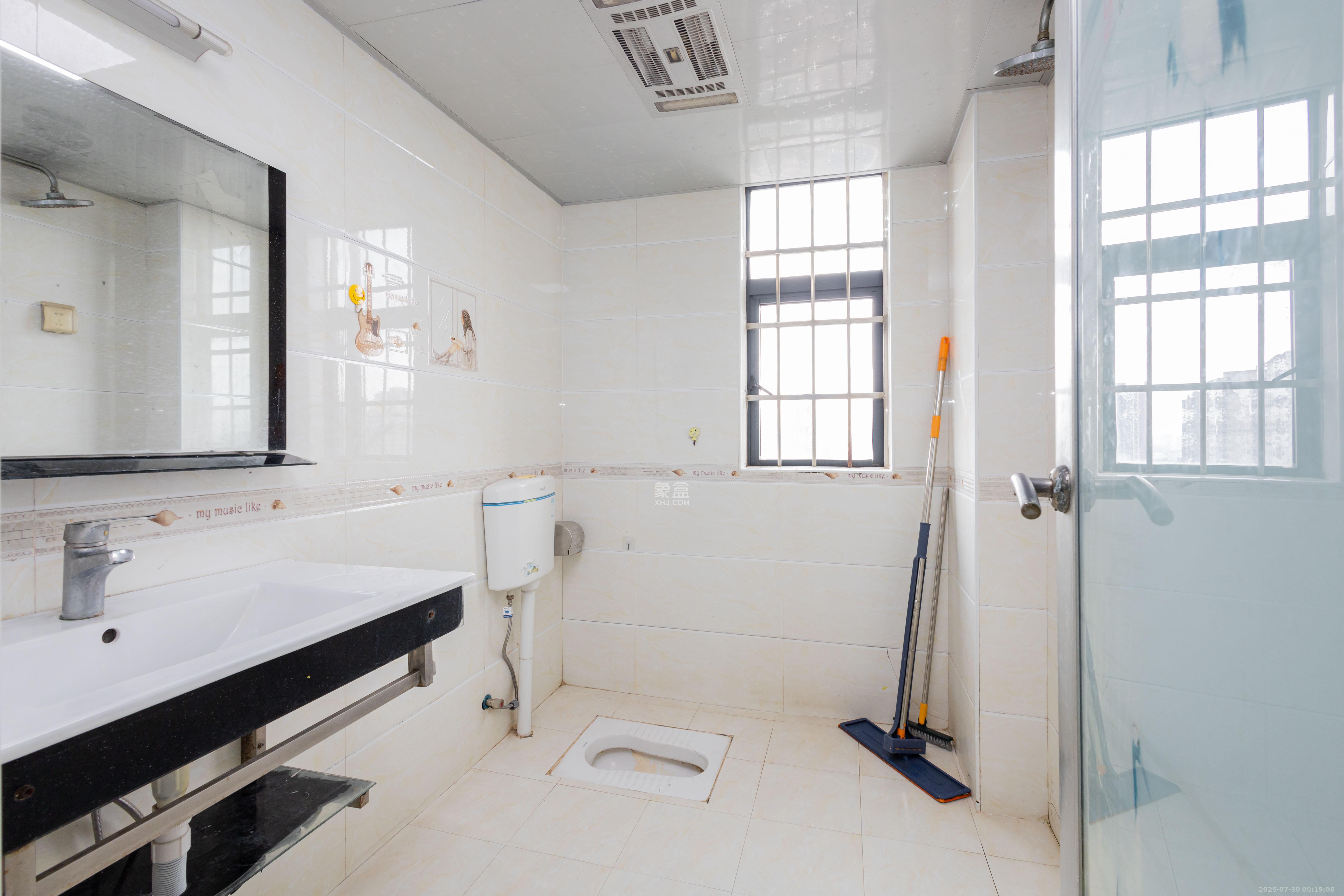 高林仕家 3室2厅1卫 65.0万 高林仕家 3室2厅1卫 65.0万卫生间