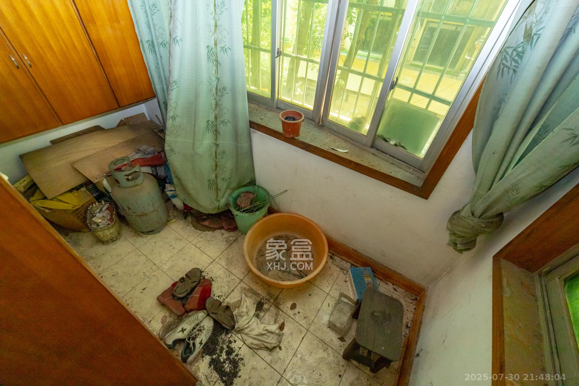 中南汽车世界  3室2厅2卫    38.8万 中南汽车世界  3室2厅2卫    38.8万阳台