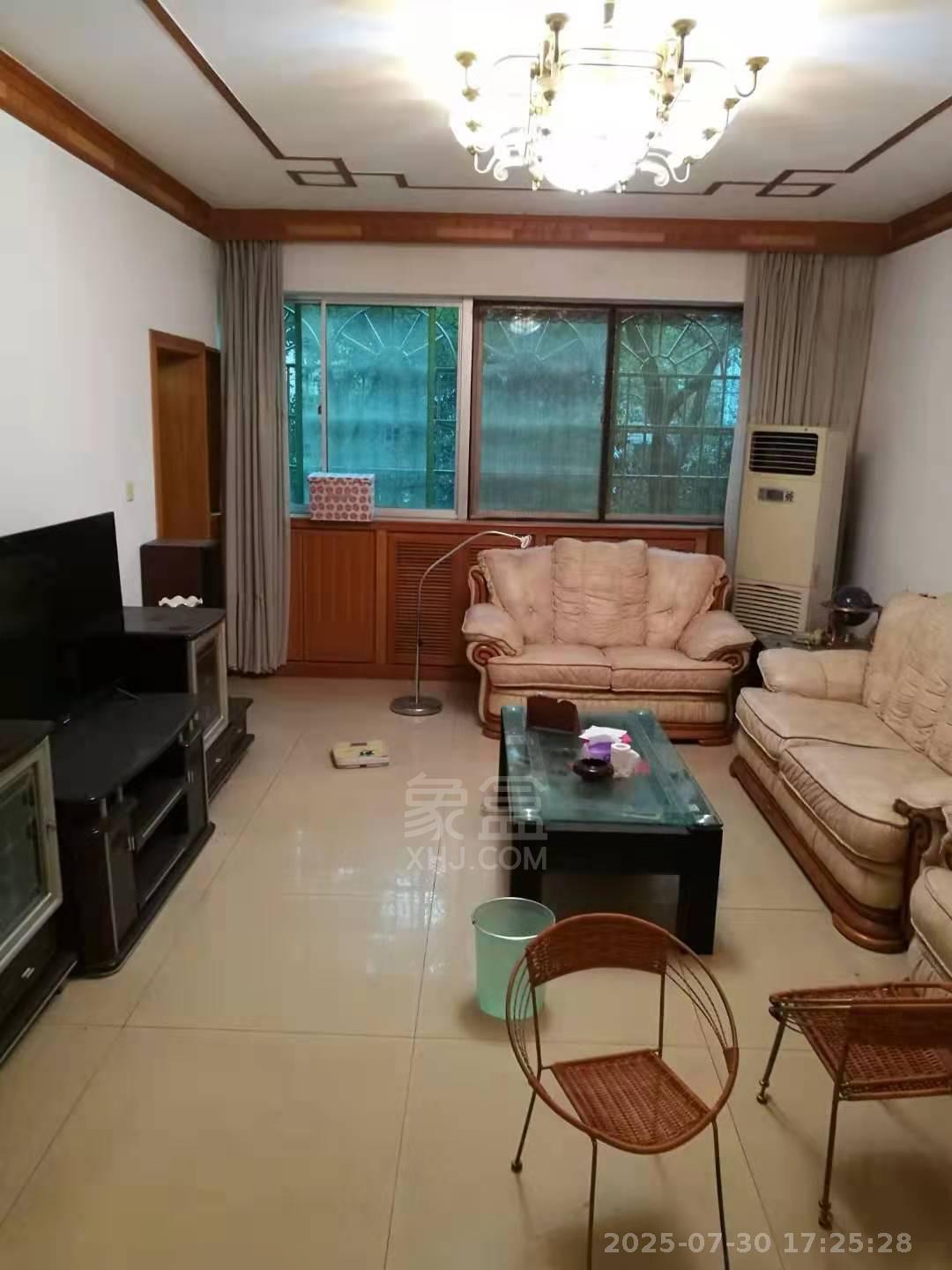 机关小区 4室2厅2卫 1500.0元/月 机关小区 4室2厅2卫 1500.0元/月室内图