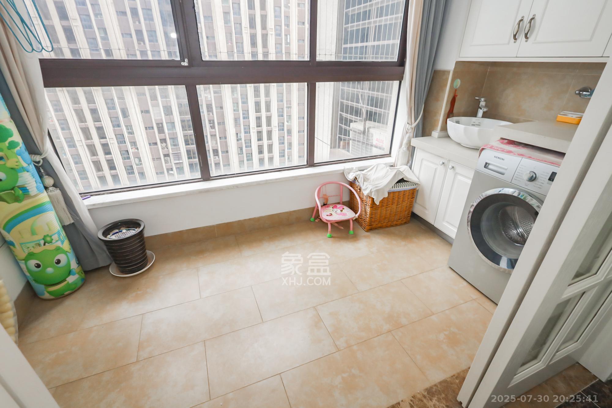 绿地中央广场  3室2厅2卫    160.0万阳台