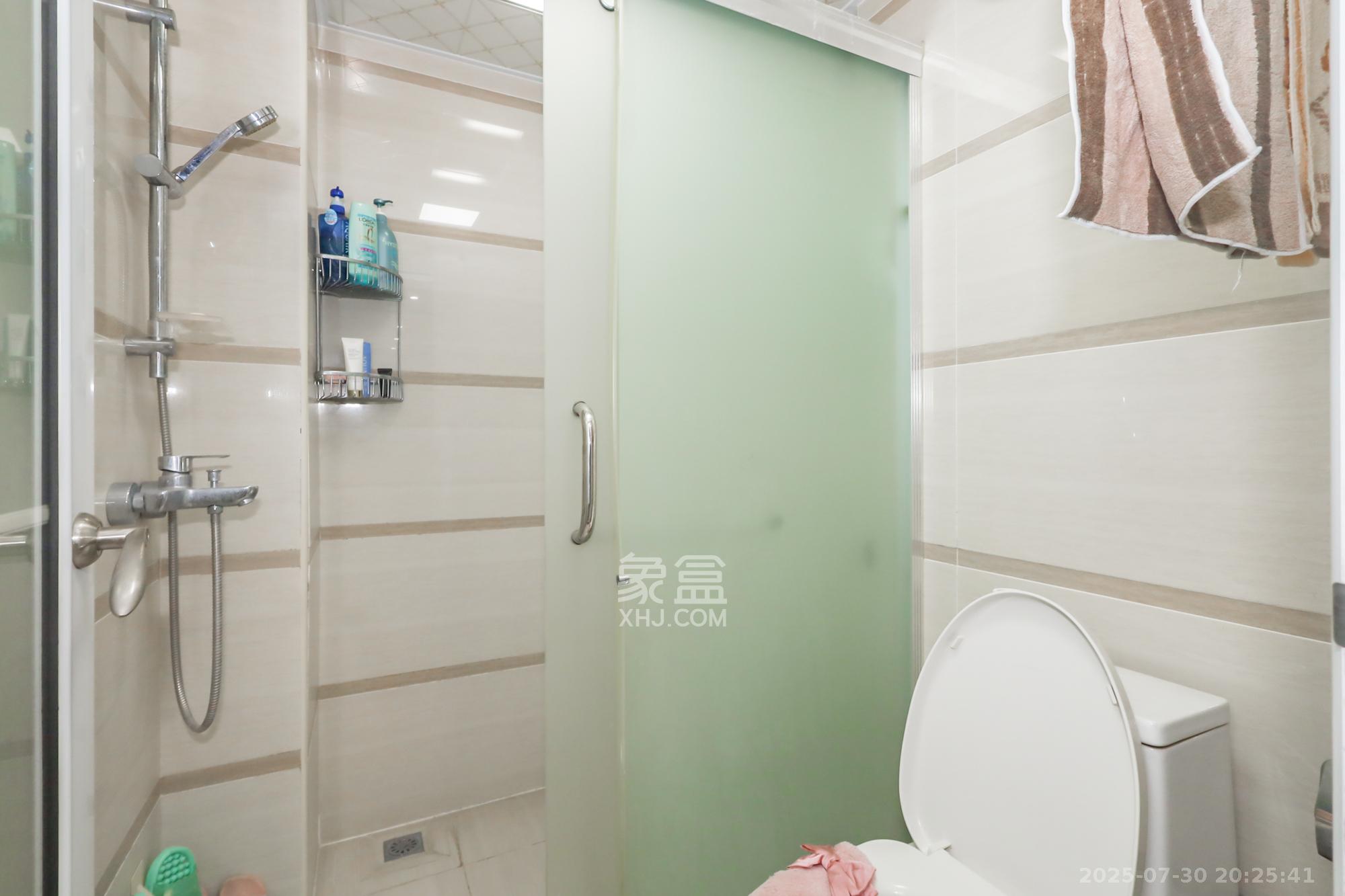 绿地中央广场 3室2厅2卫 160.0万 绿地中央广场 3室2厅2卫 160.0万卫生间