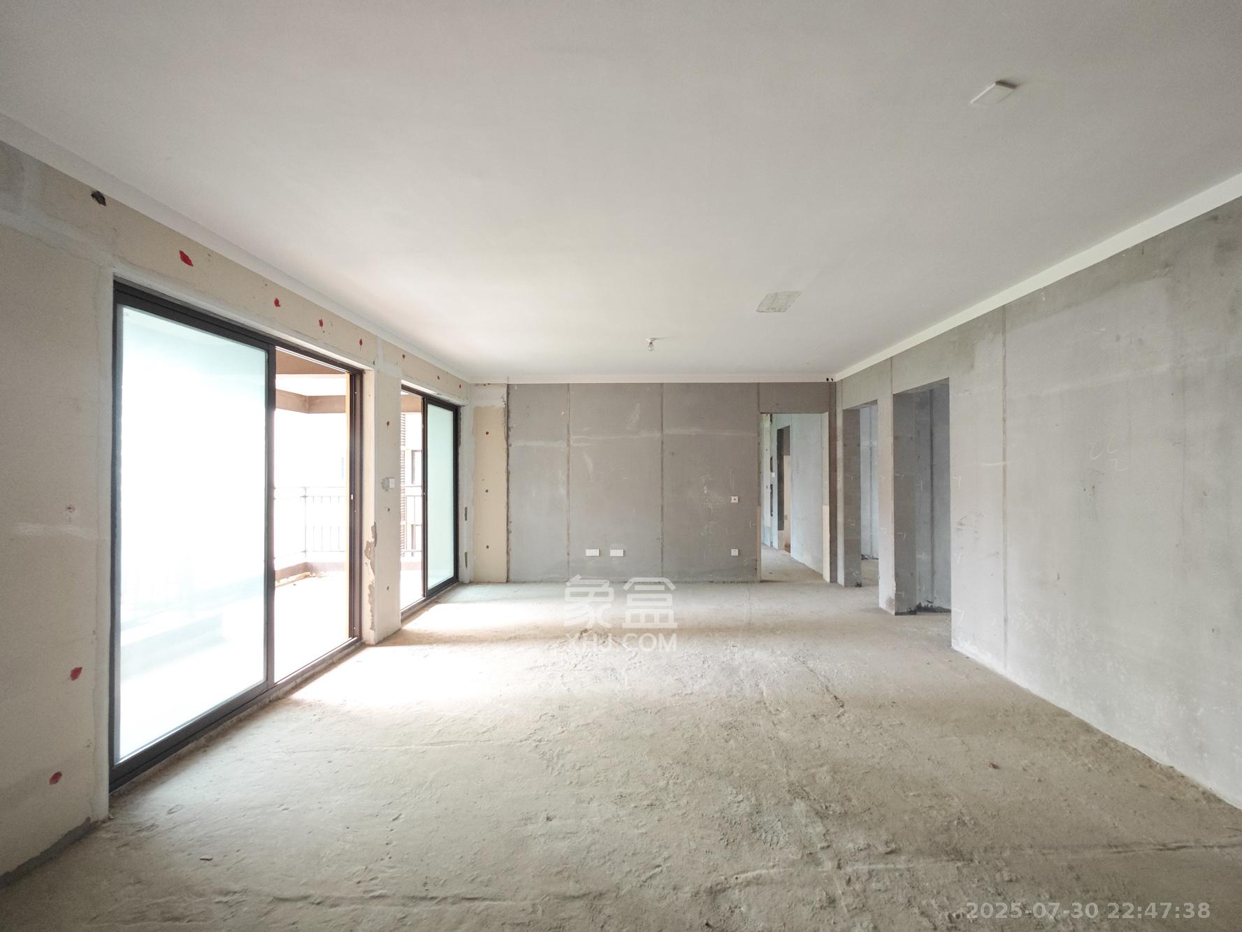 保利城(中航城国际社区、郡原美村) 4室2厅2卫 90.0万 保利城(中航城国际社区、郡原美村) 4室2厅2卫 90.0万客厅