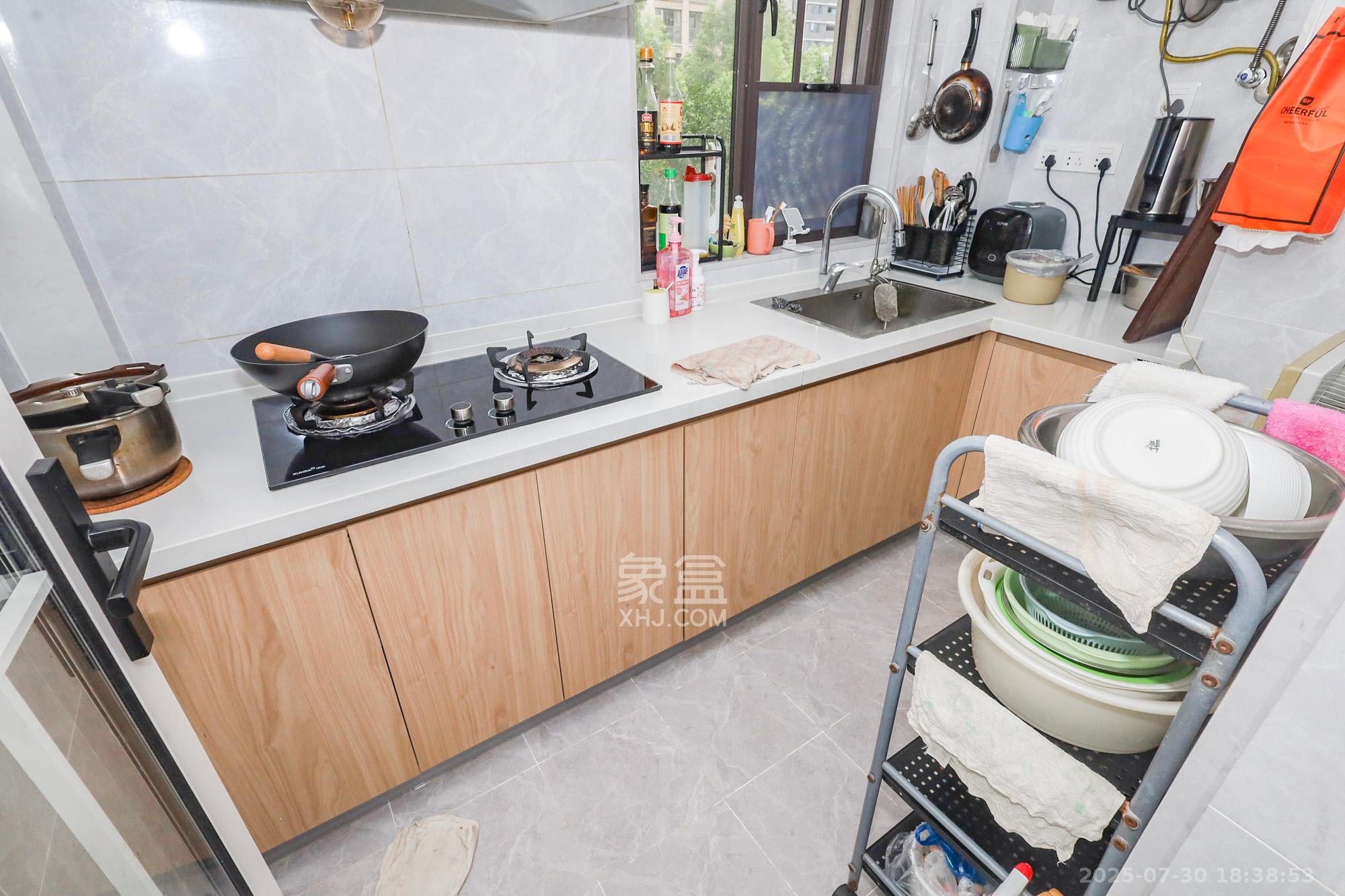 旭辉藏郡(藏郡、旭湘华府)  3室2厅1卫    240.0万 旭辉藏郡(藏郡、旭湘华府)  3室2厅1卫    240.0万厨房