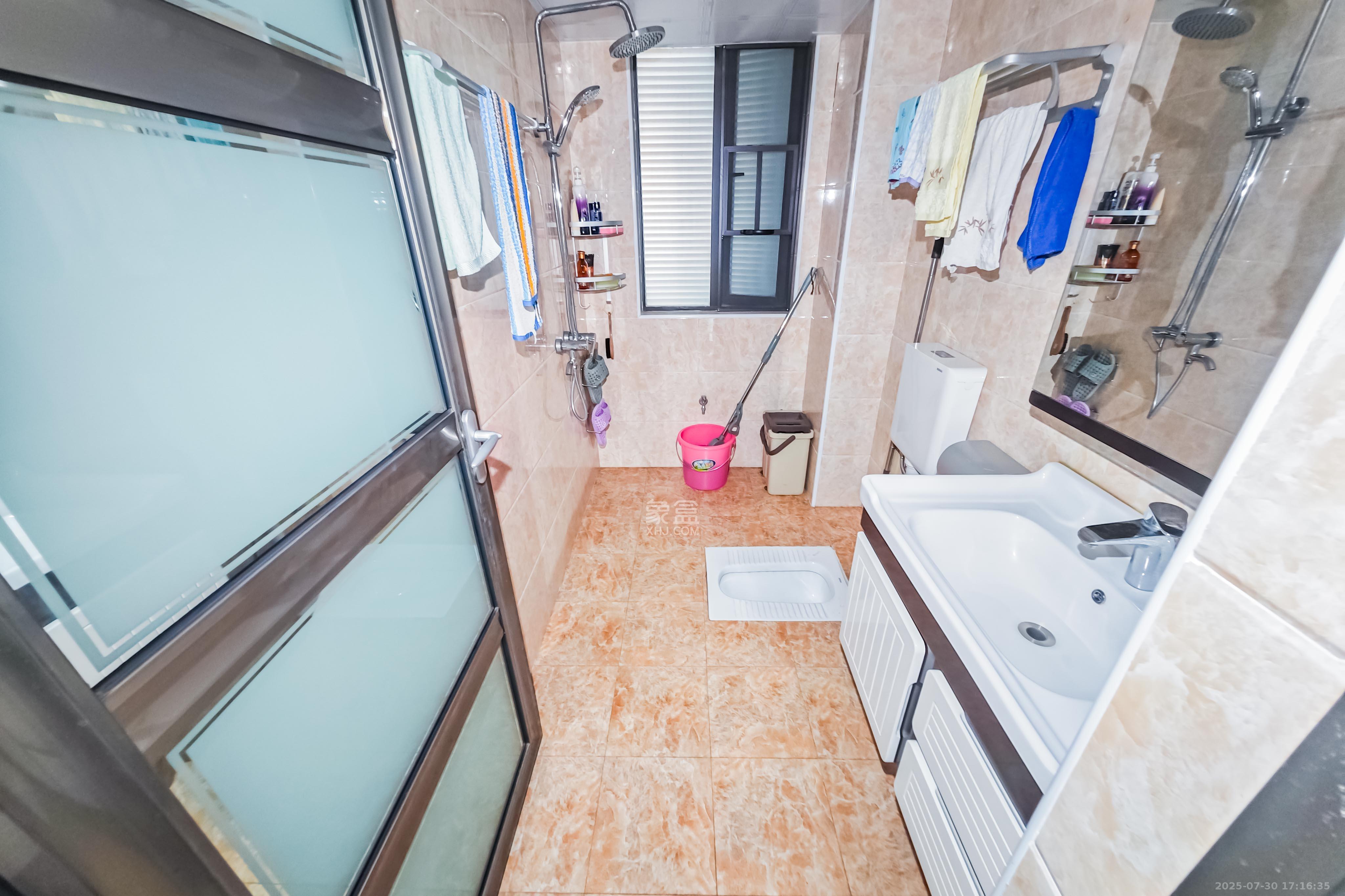 绿地之窗  3室2厅2卫    99.0万卫生间