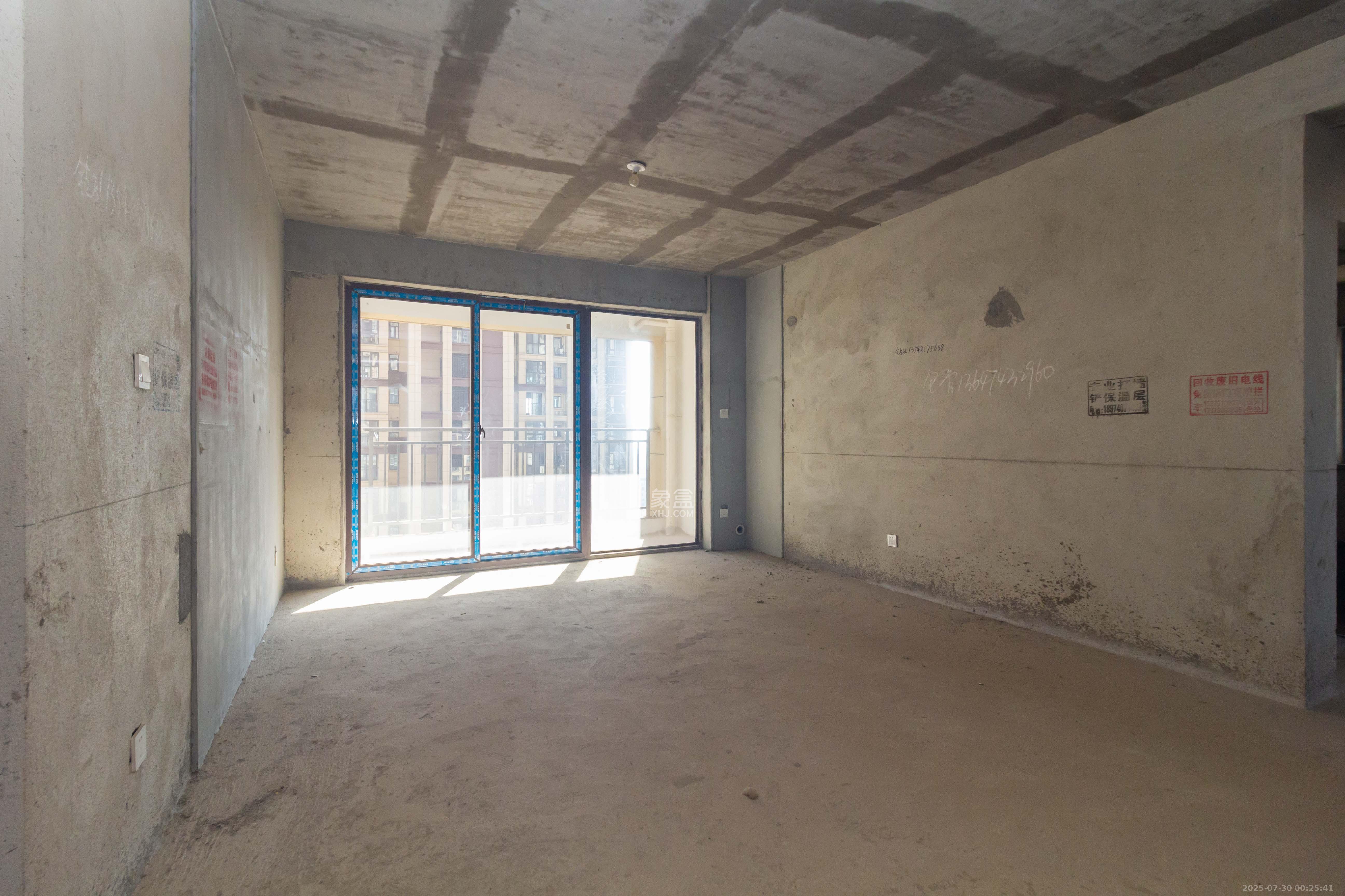 东方美地 4室2厅2卫 130.0万 东方美地 4室2厅2卫 130.0万客厅