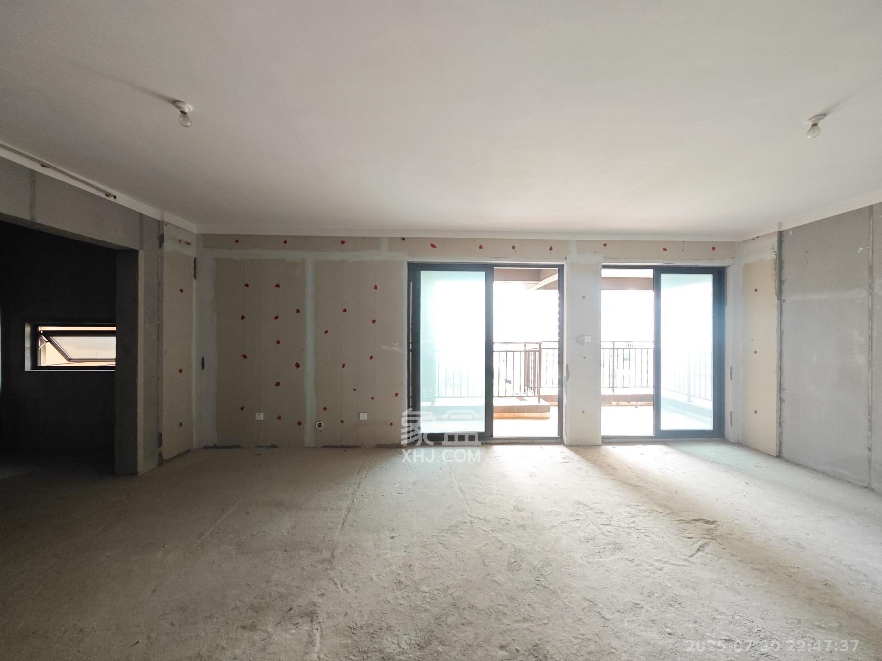 保利城(中航城国际社区、郡原美村) 4室2厅2卫 90.0万 保利城(中航城国际社区、郡原美村) 4室2厅2卫 90.0万客厅