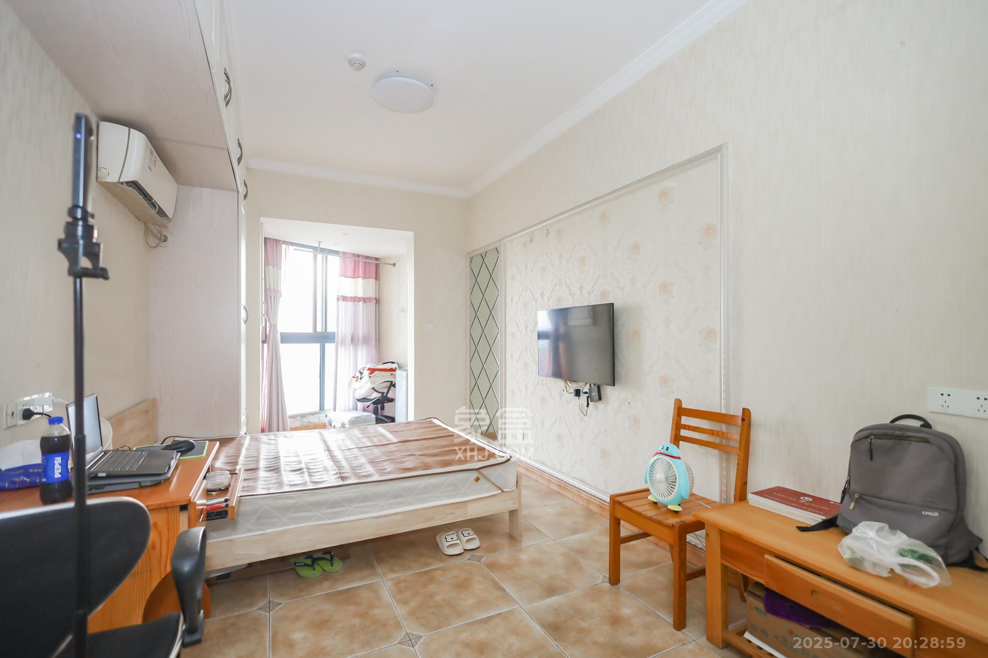 绿地中央广场  1室1厅1卫    24.0万 绿地中央广场  1室1厅1卫    24.0万客厅