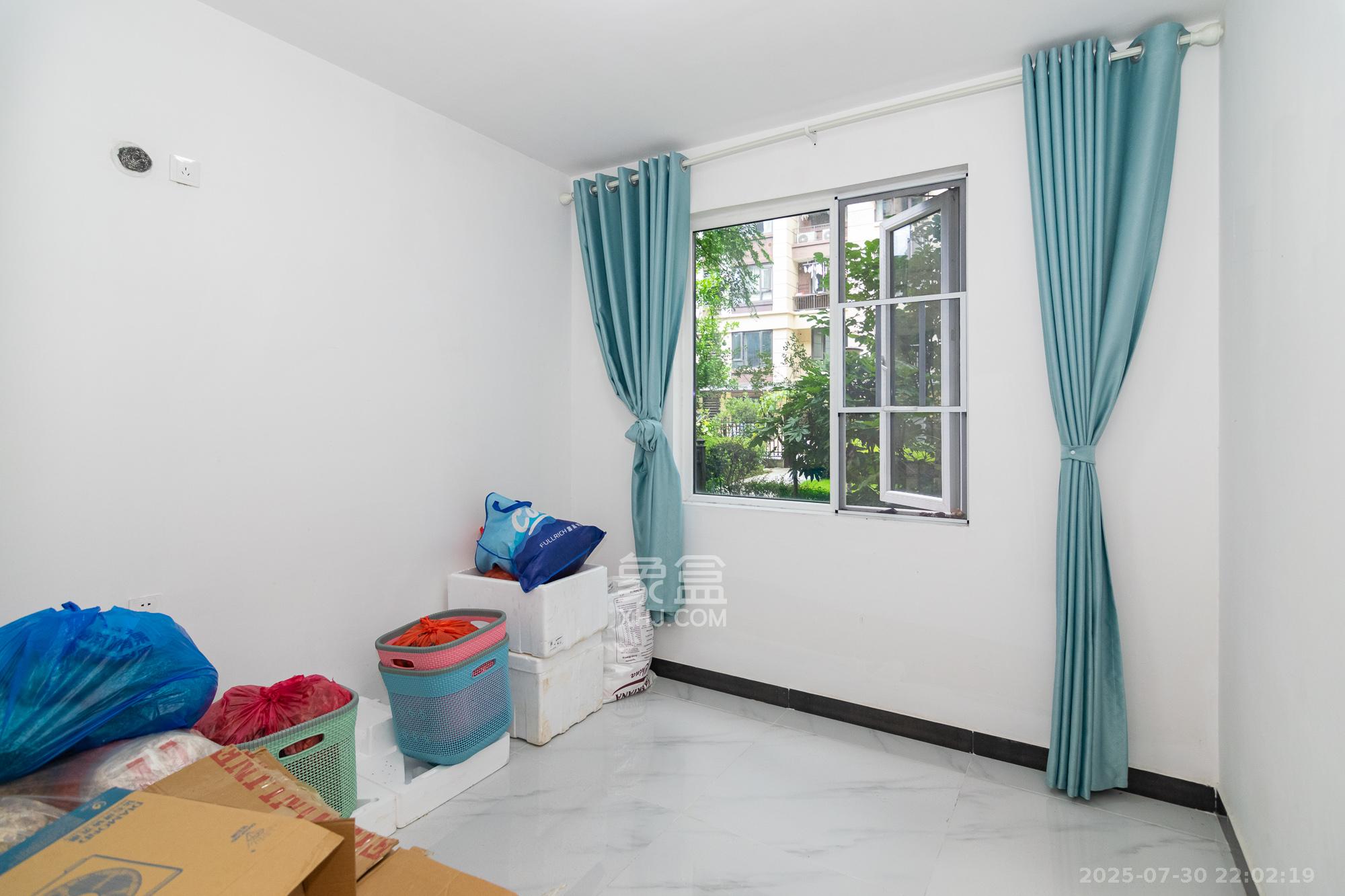 金地三千府(金地湖山樾、金地自在城) 3室2厅2卫 85.0万 金地三千府(金地湖山樾、金地自在城) 3室2厅2卫 85.0万卧室