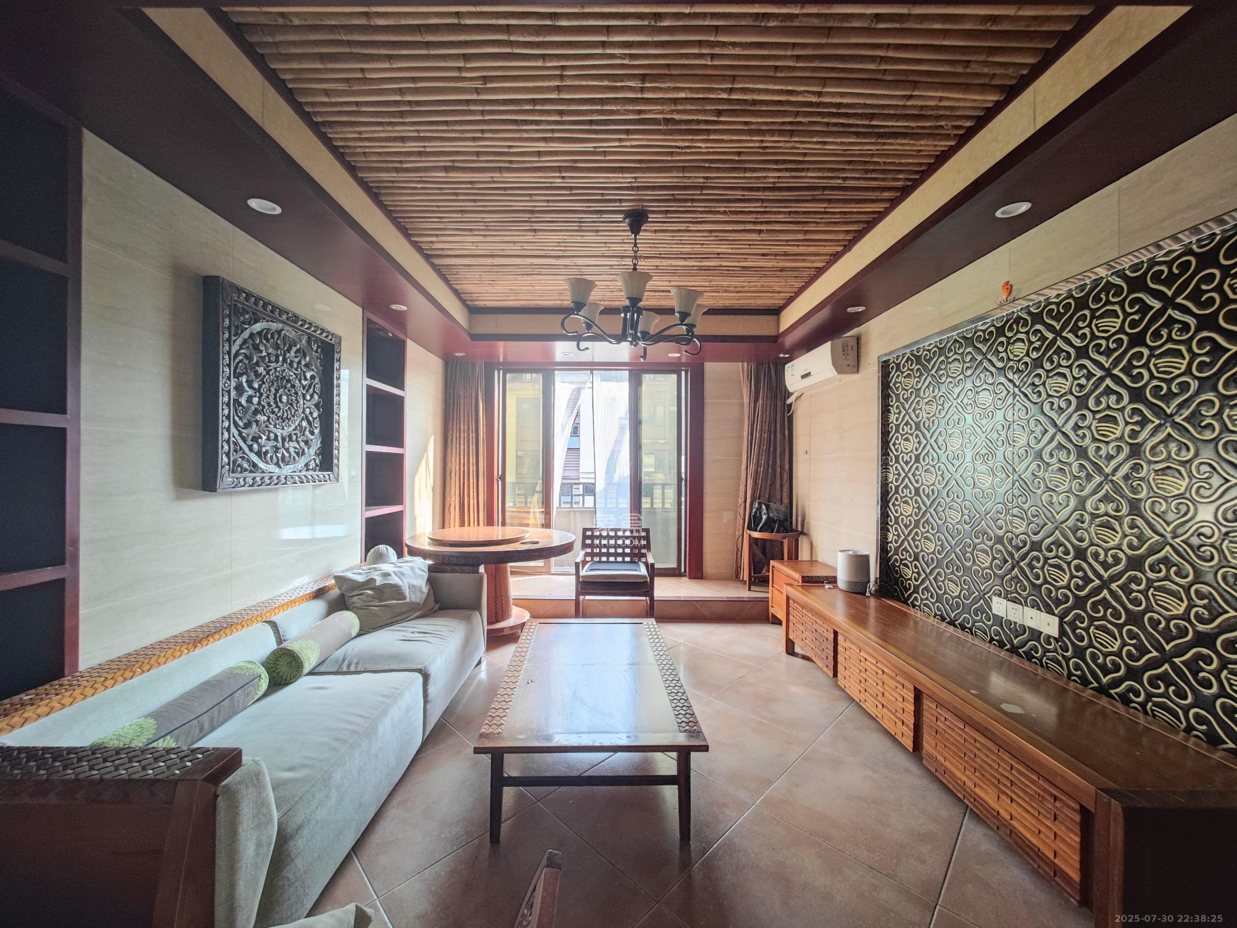 欧莱雅郡  3室2厅2卫    93.8万客厅