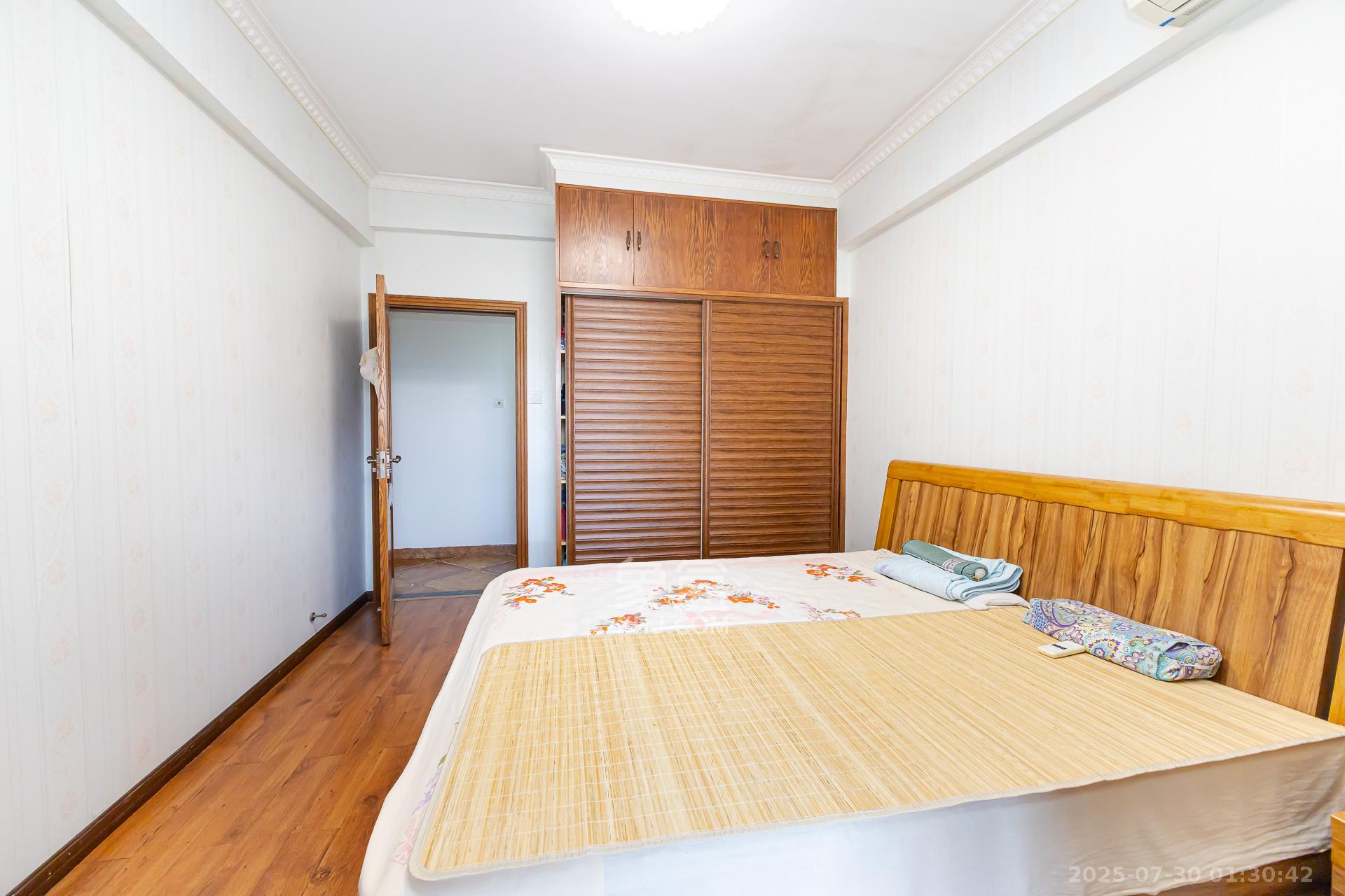 珠江东方明珠(新地东方明珠)三期 4室2厅2卫 132.0万 珠江东方明珠(新地东方明珠)三期 4室2厅2卫 132.0万卧室