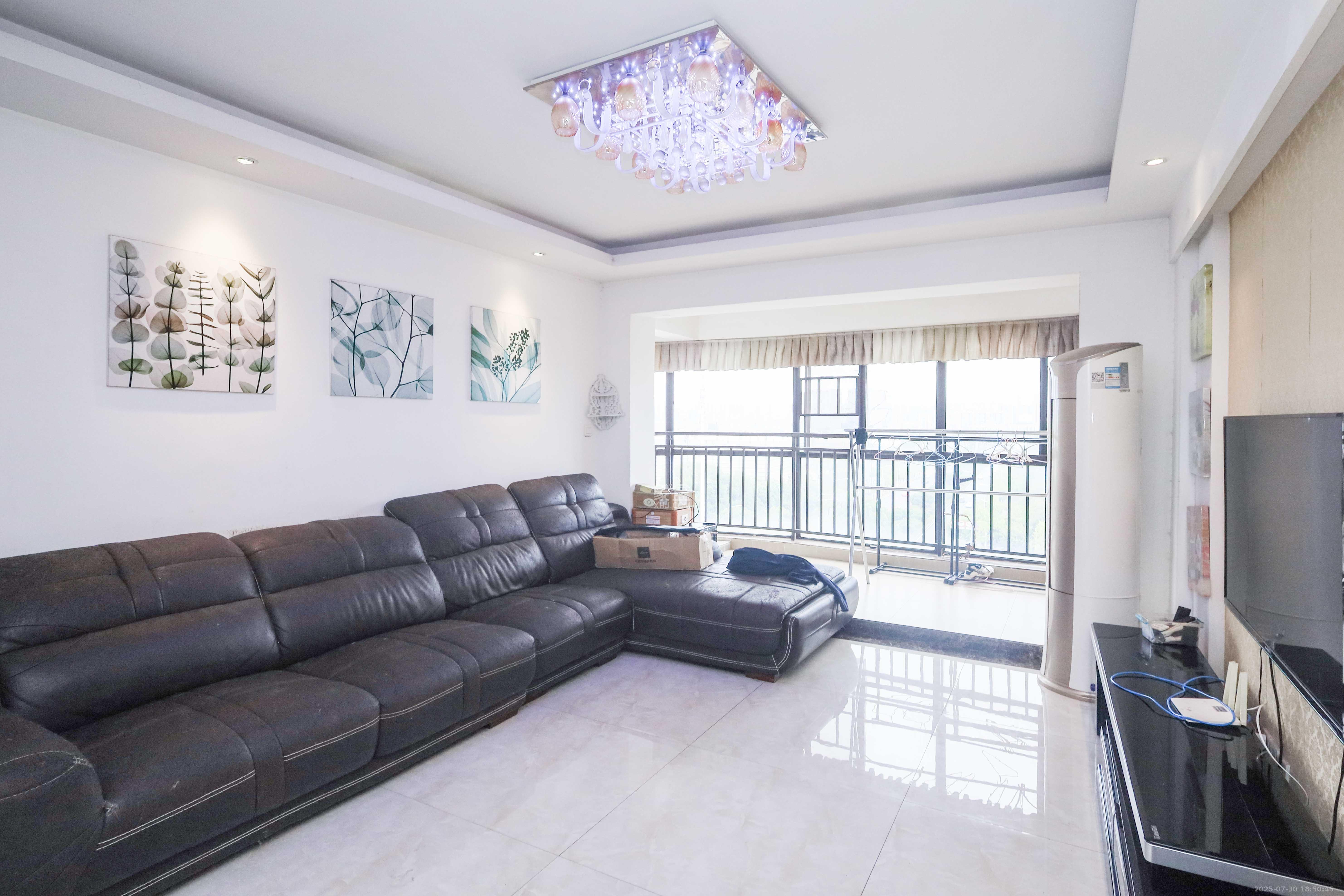 保利麓谷林语F区 3室2厅1卫 68.8万 保利麓谷林语F区 3室2厅1卫 68.8万客厅