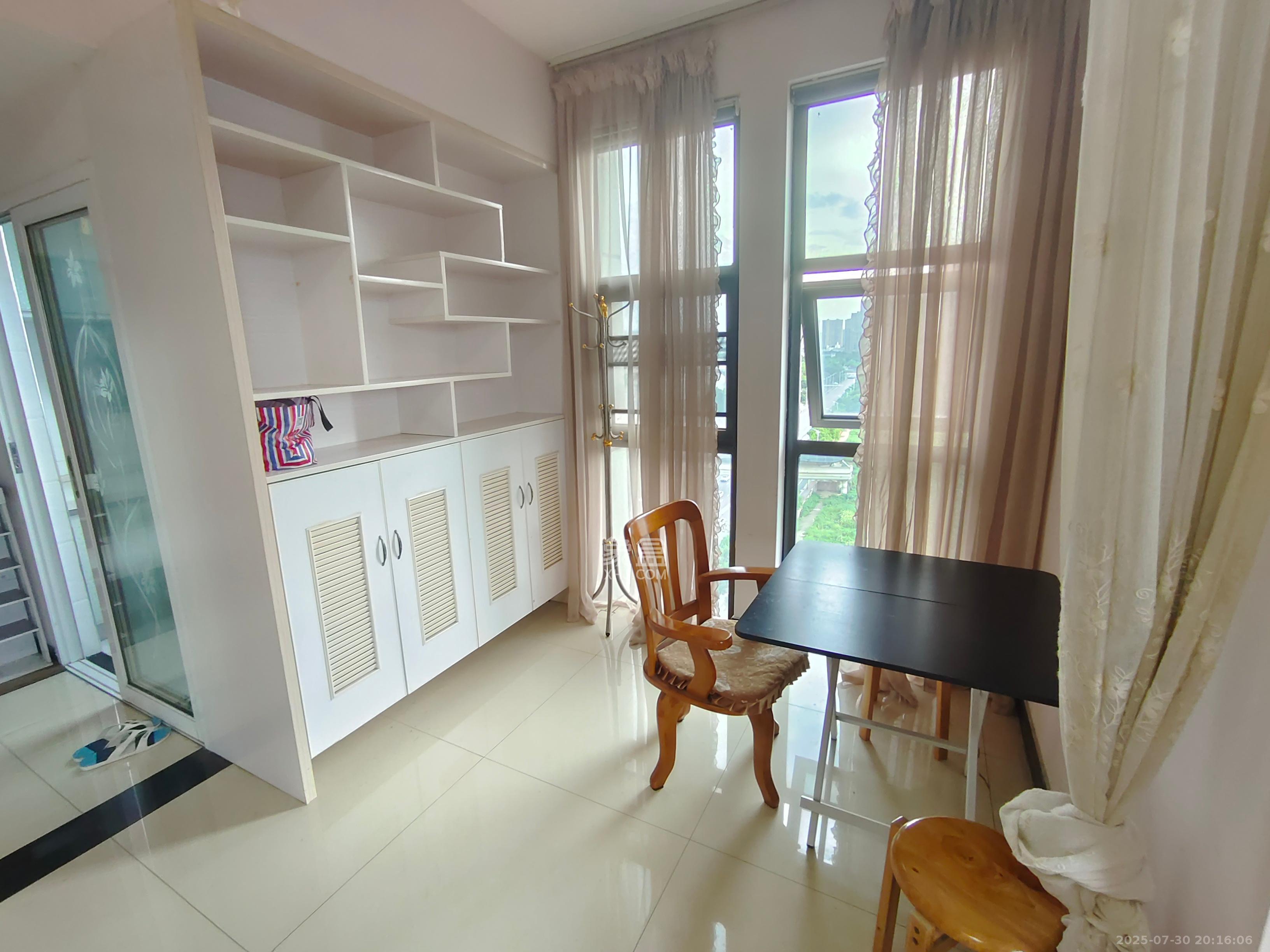 红橡华园(菲莎公馆)  1室1厅1卫    1800.0元/月 红橡华园(菲莎公馆)  1室1厅1卫    1800.0元/月室内图