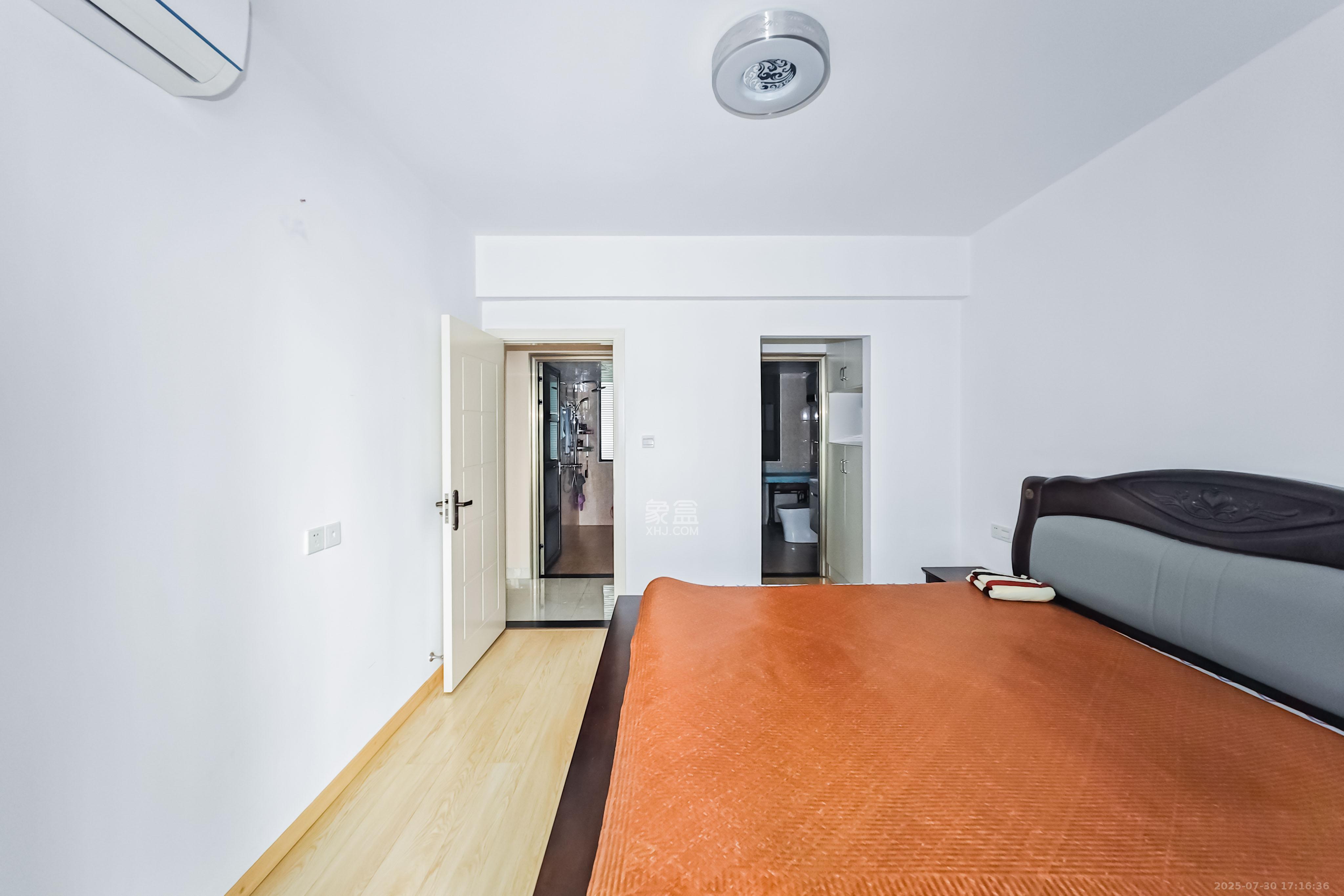 绿地之窗  3室2厅2卫    99.0万卧室