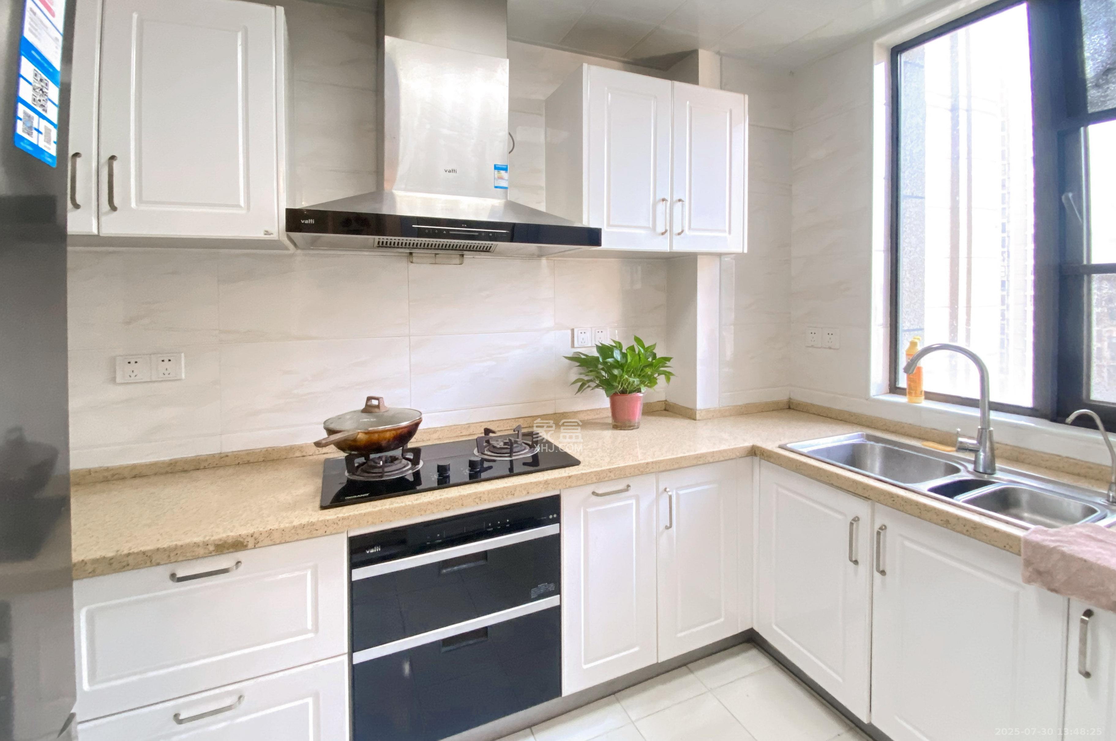 金茂梅溪湖 3室2厅2卫 178.0万 金茂梅溪湖 3室2厅2卫 178.0万厨房