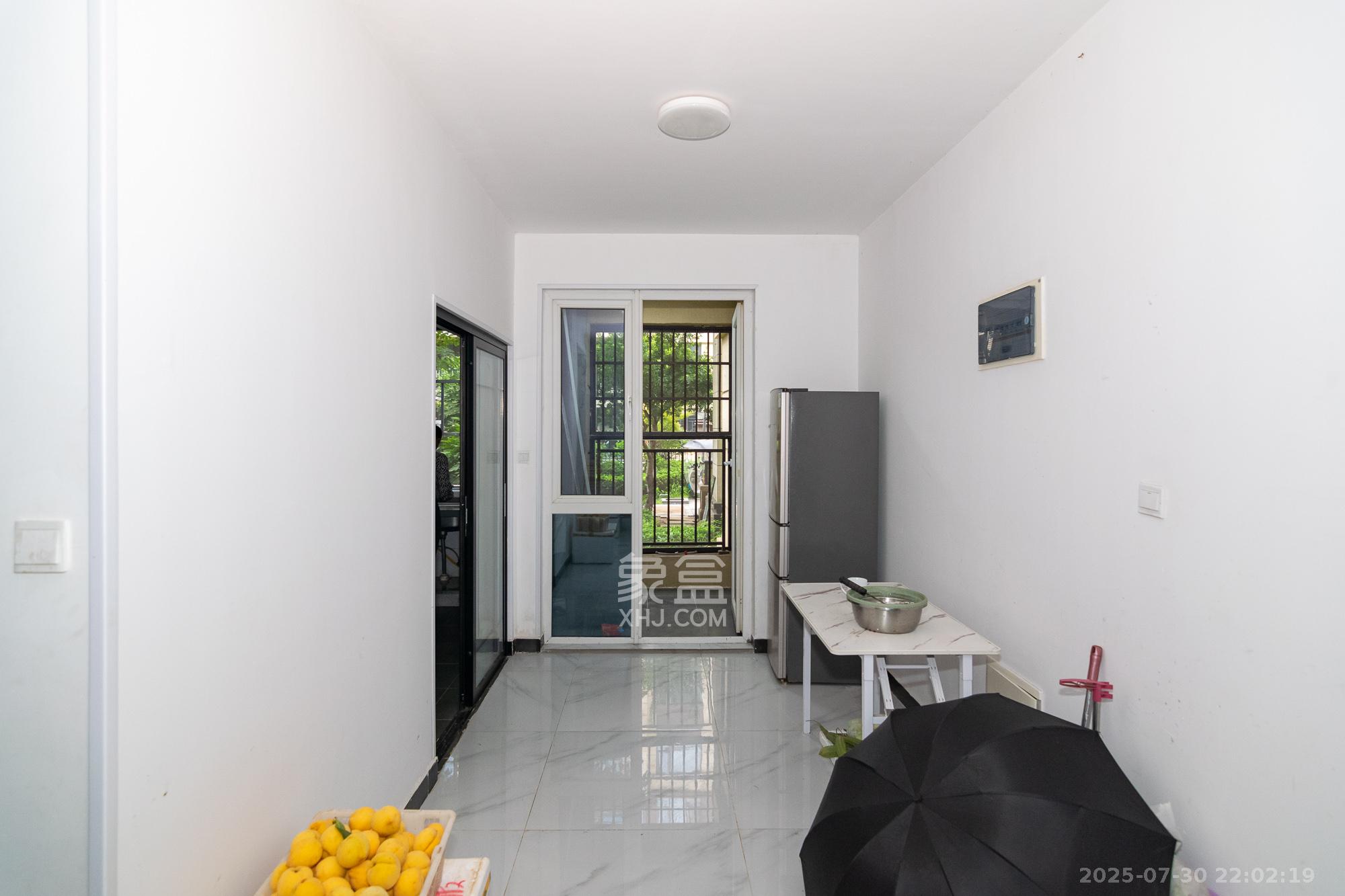 金地三千府(金地湖山樾、金地自在城) 3室2厅2卫 85.0万 金地三千府(金地湖山樾、金地自在城) 3室2厅2卫 85.0万客厅