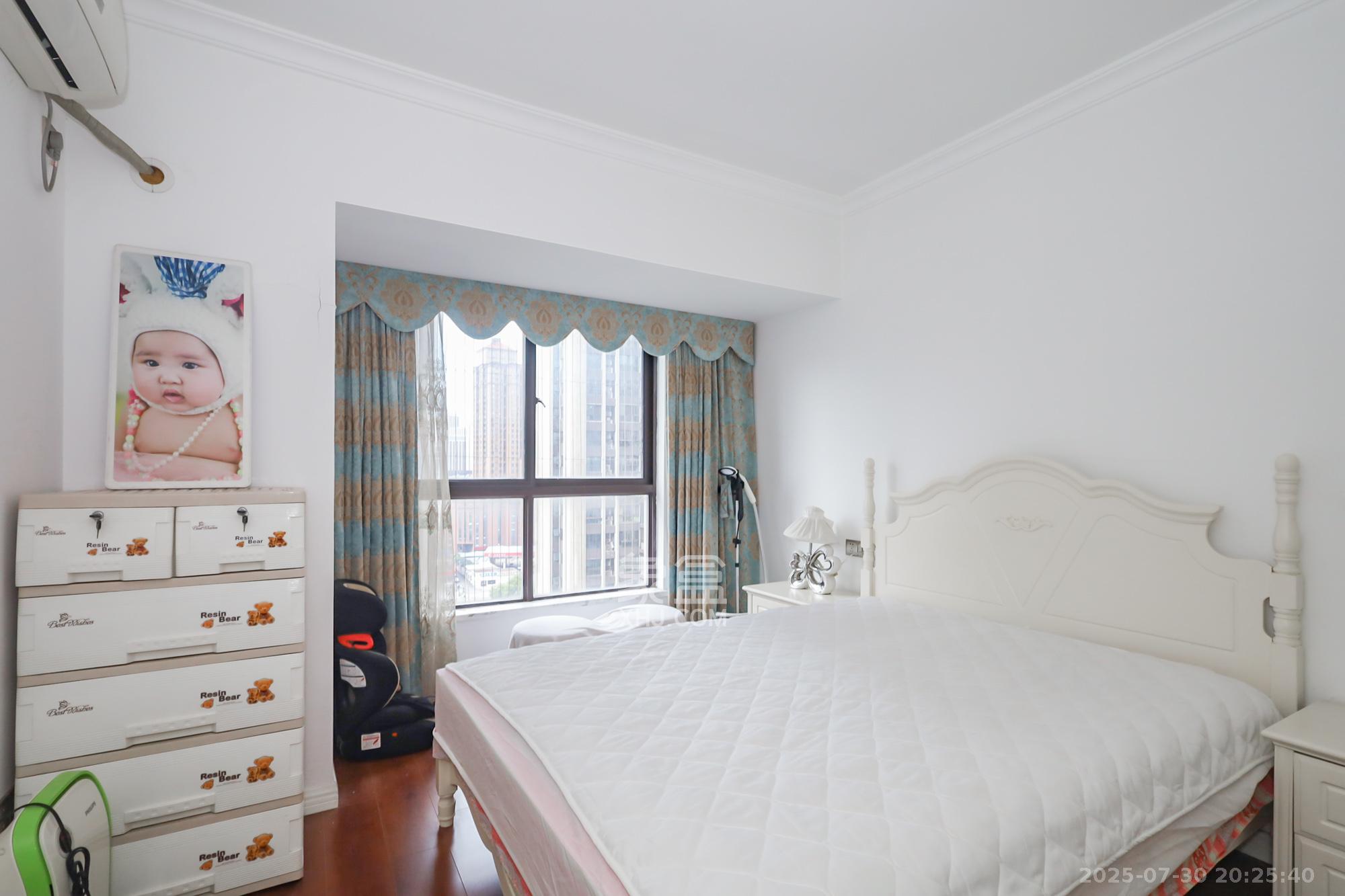 绿地中央广场 3室2厅2卫 160.0万 绿地中央广场 3室2厅2卫 160.0万卧室