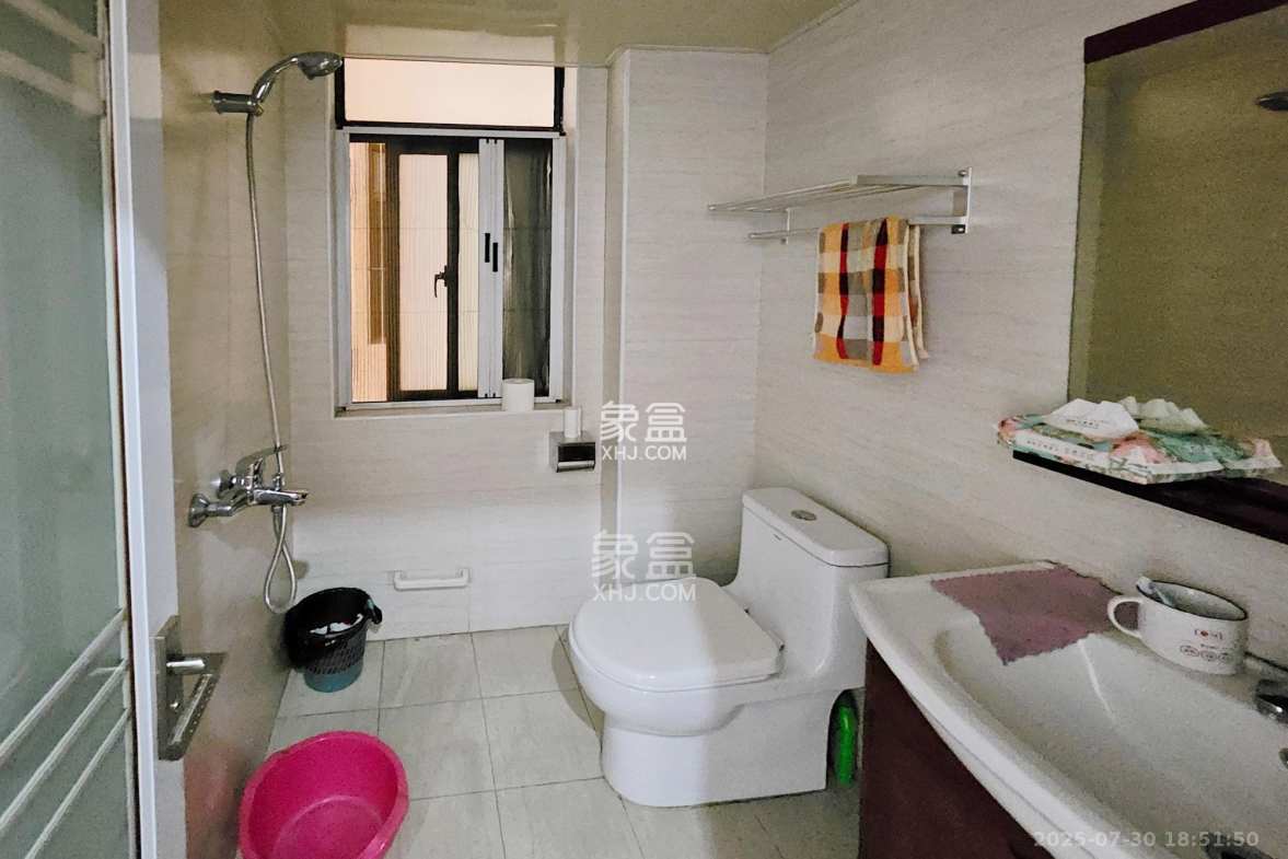 融科檀香山(融科紫檀、香山国际) 5室2厅3卫 280.0万 融科檀香山(融科紫檀、香山国际) 5室2厅3卫 280.0万卫生间