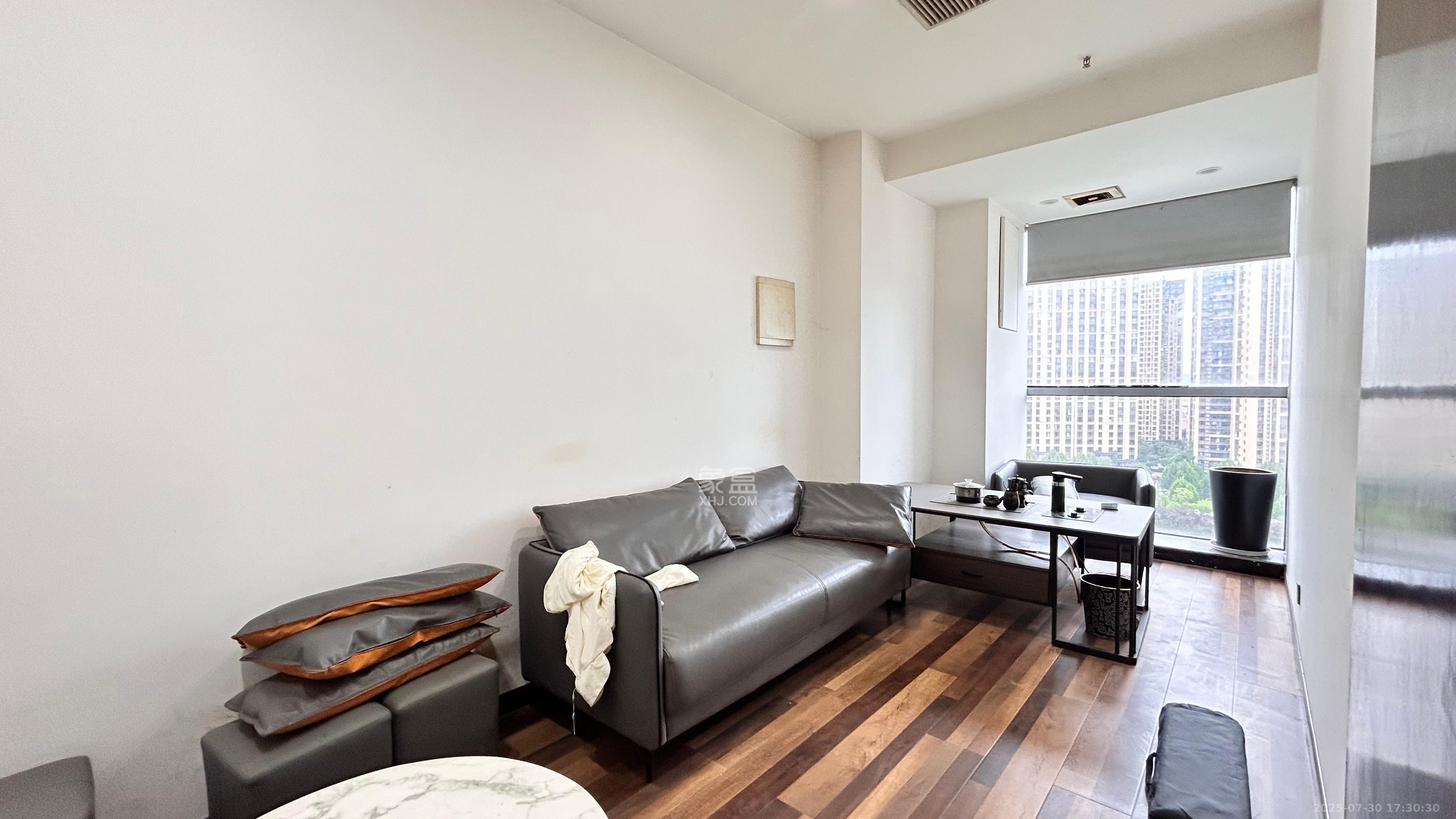 奥克斯滨仕花园(奥克斯洋湖广场/奥克斯中心)  3室2厅1卫    1100.0元/月 奥克斯滨仕花园(奥克斯洋湖广场/奥克斯中心)  3室2厅1卫    1100.0元/月室内图