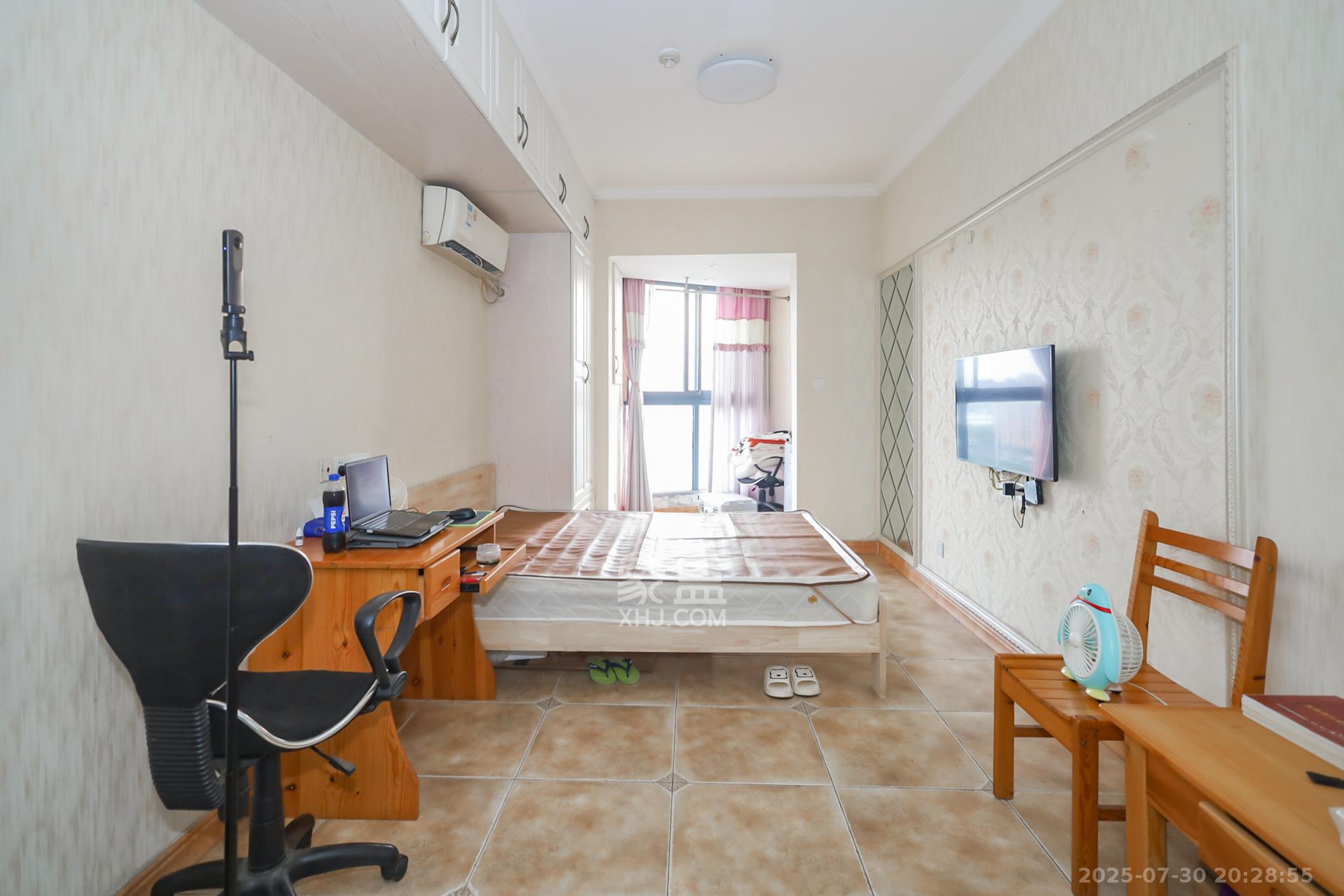 绿地中央广场  1室1厅1卫    24.0万 绿地中央广场  1室1厅1卫    24.0万客厅