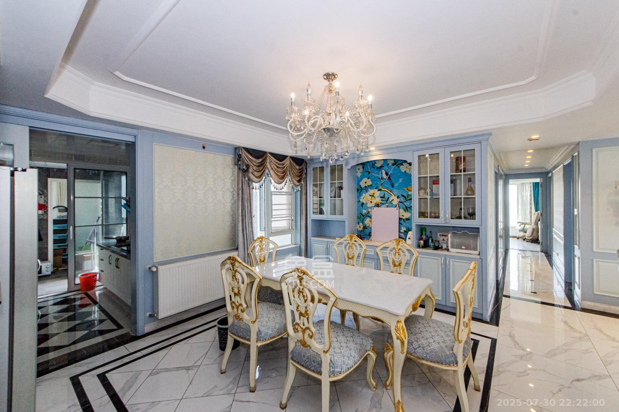 北辰三角洲E3区  4室2厅2卫    310.0万客厅