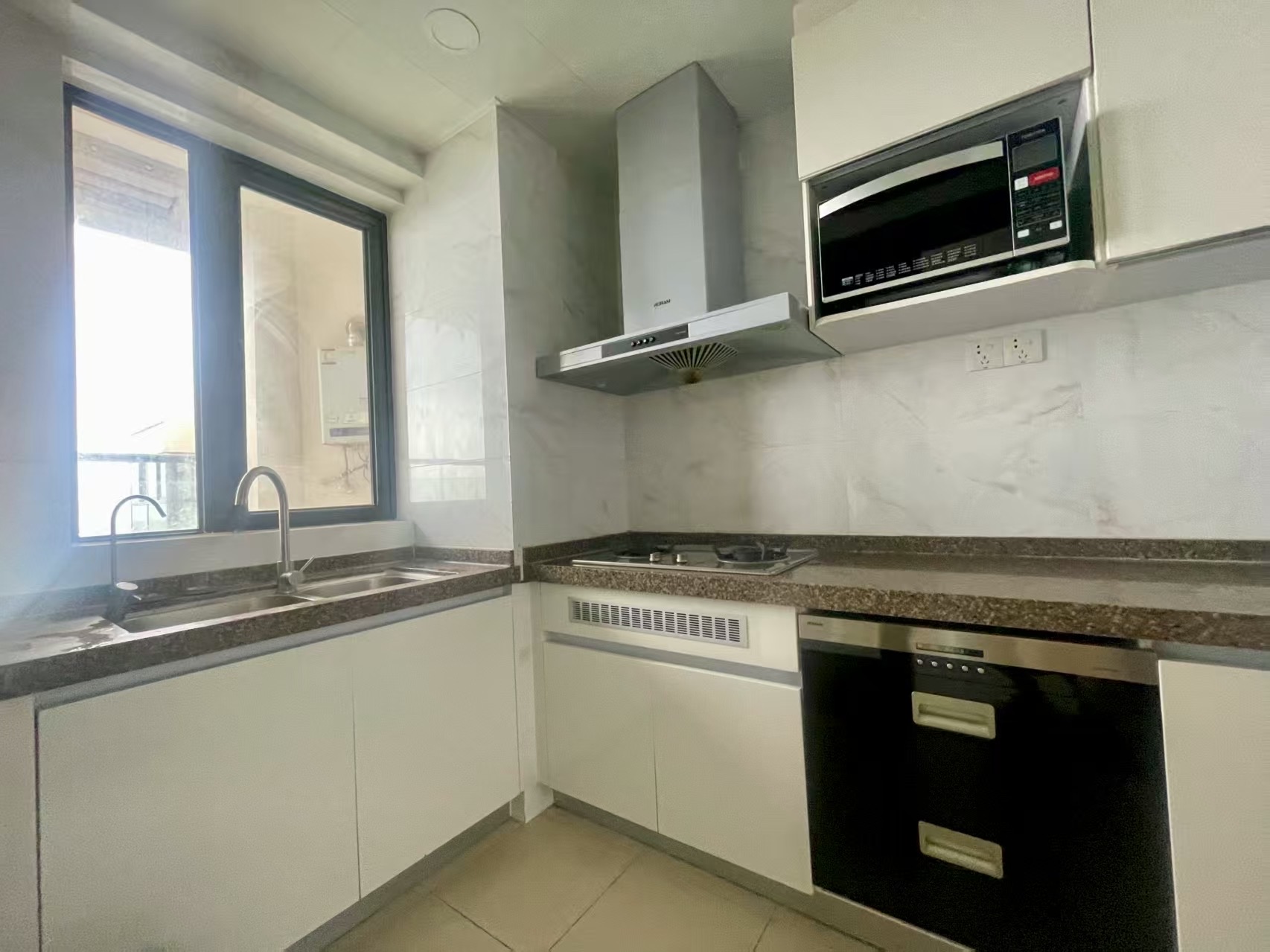 恒大外滩  3室2厅2卫    198.0万 恒大外滩  3室2厅2卫    198.0万客厅