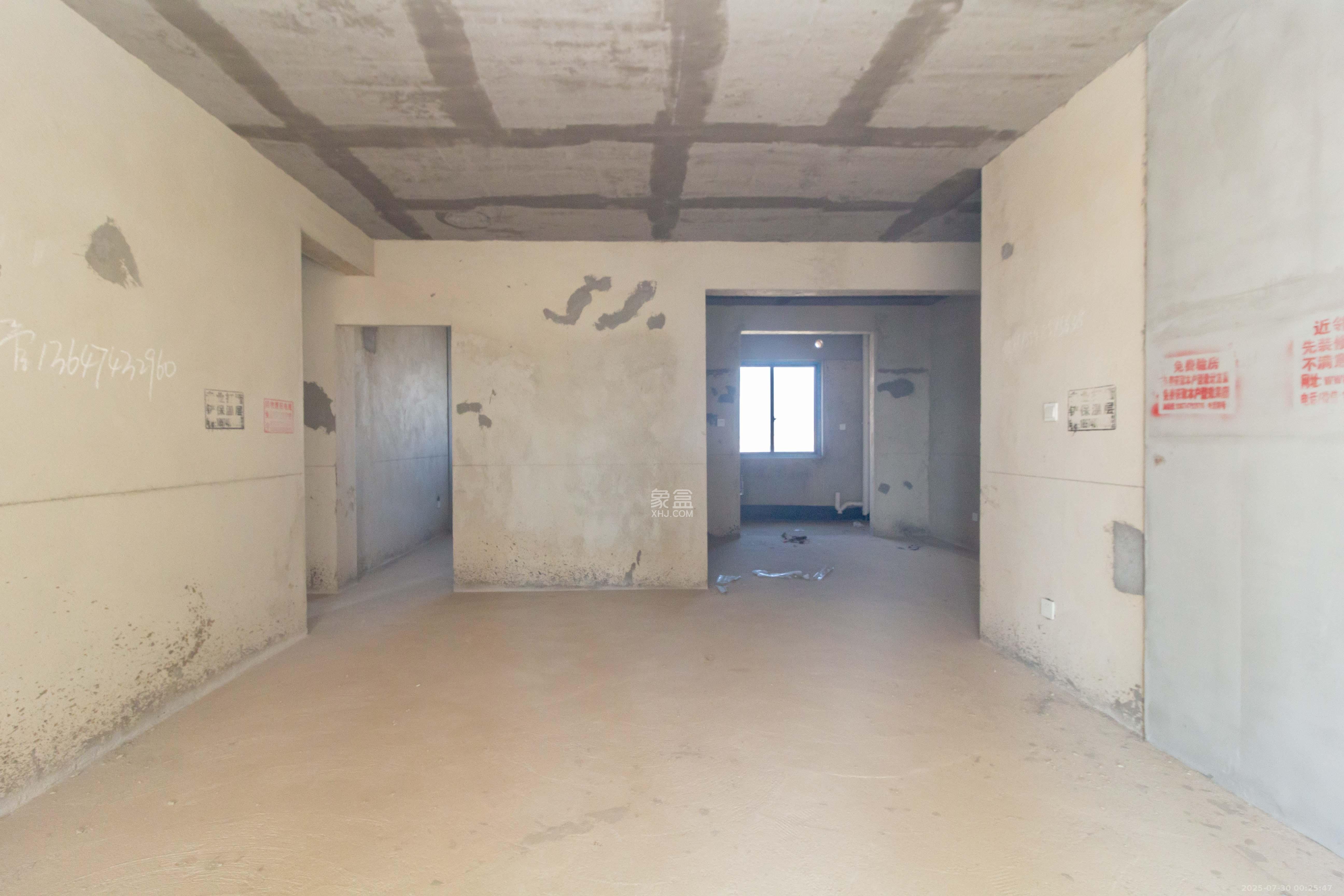 东方美地 4室2厅2卫 130.0万 东方美地 4室2厅2卫 130.0万客厅