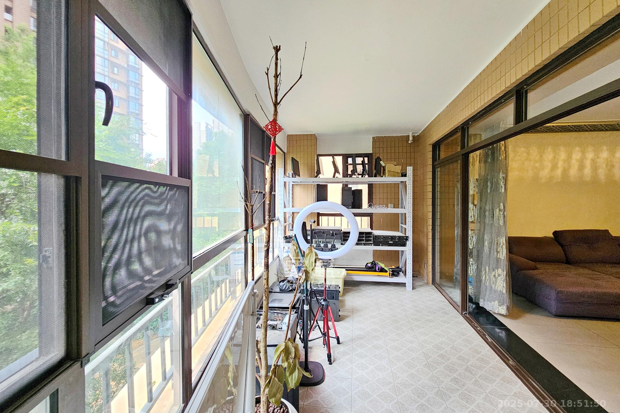 融科檀香山(融科紫檀、香山国际) 5室2厅3卫 280.0万 融科檀香山(融科紫檀、香山国际) 5室2厅3卫 280.0万阳台