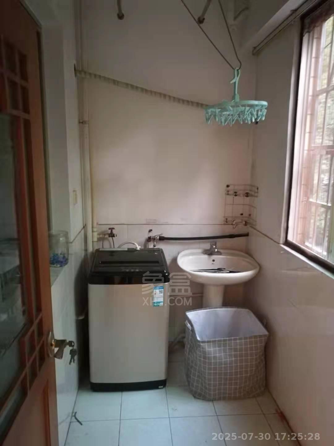 机关小区 4室2厅2卫 1500.0元/月 机关小区 4室2厅2卫 1500.0元/月室内图