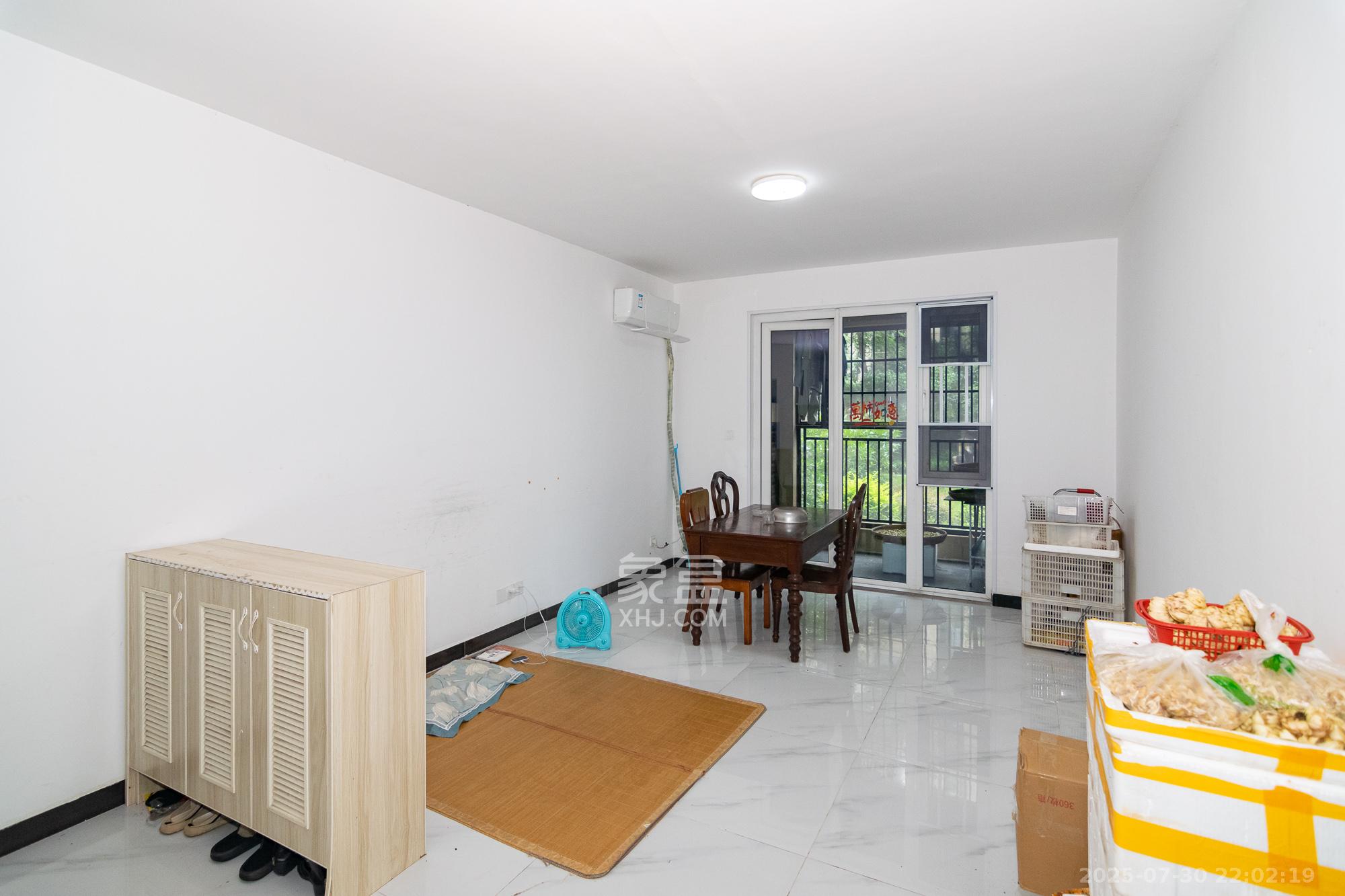 金地三千府(金地湖山樾、金地自在城) 3室2厅2卫 85.0万 金地三千府(金地湖山樾、金地自在城) 3室2厅2卫 85.0万客厅