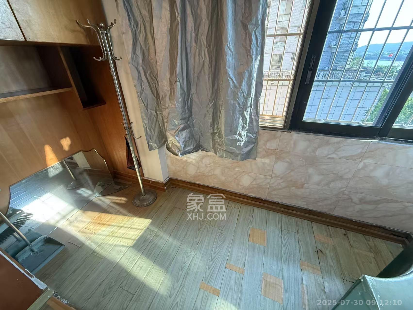 通泰街商居楼 3室2厅1卫 2300.0元/月 通泰街商居楼 3室2厅1卫 2300.0元/月室内图