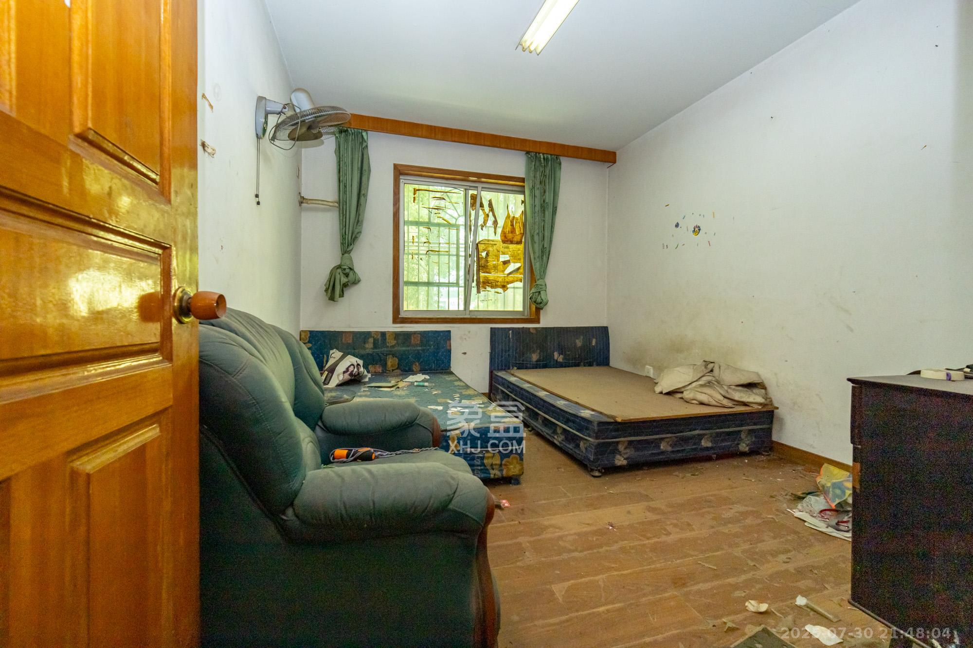 中南汽车世界  3室2厅2卫    38.8万 中南汽车世界  3室2厅2卫    38.8万卧室