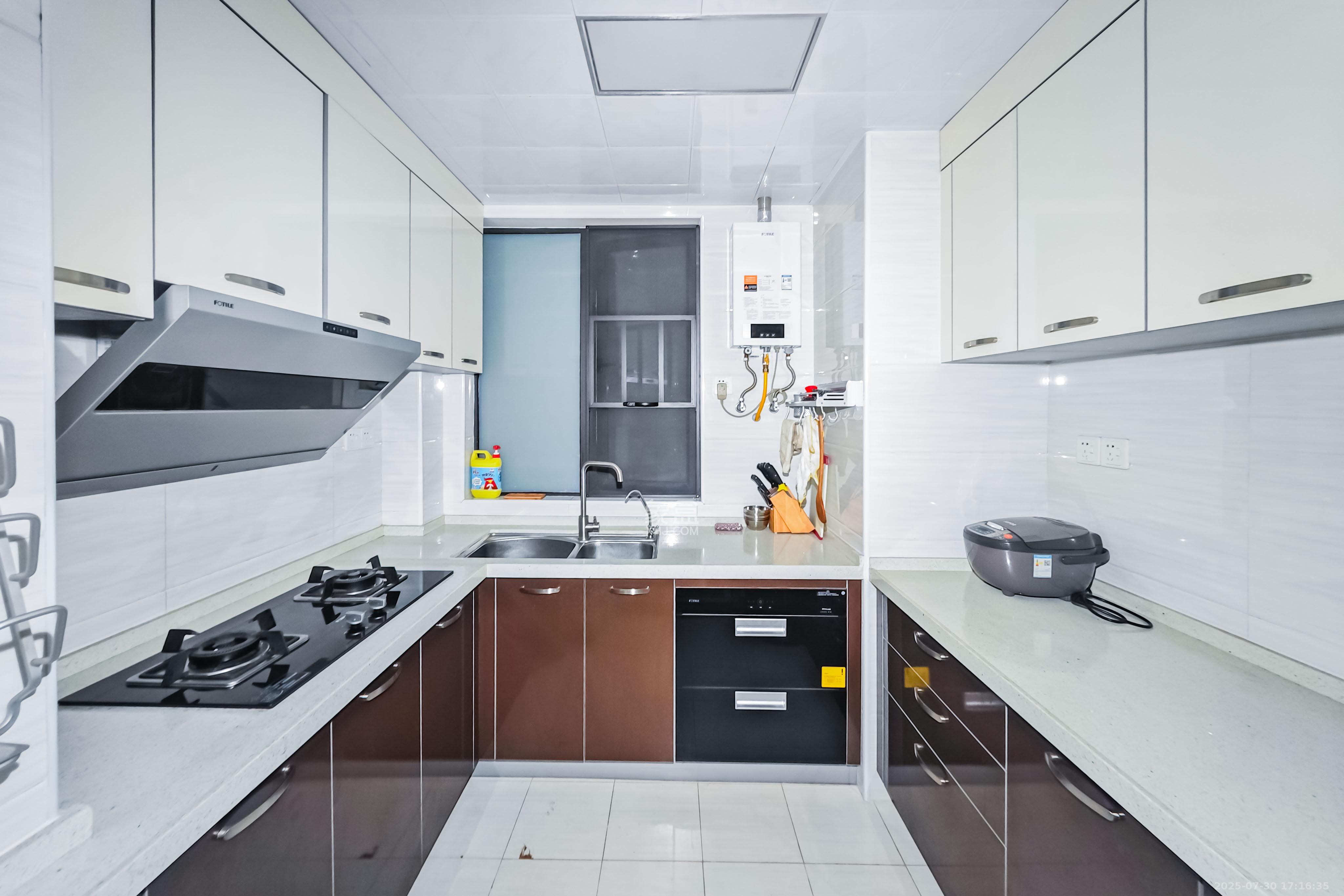 绿地之窗 3室2厅2卫 99.0万 绿地之窗 3室2厅2卫 99.0万厨房