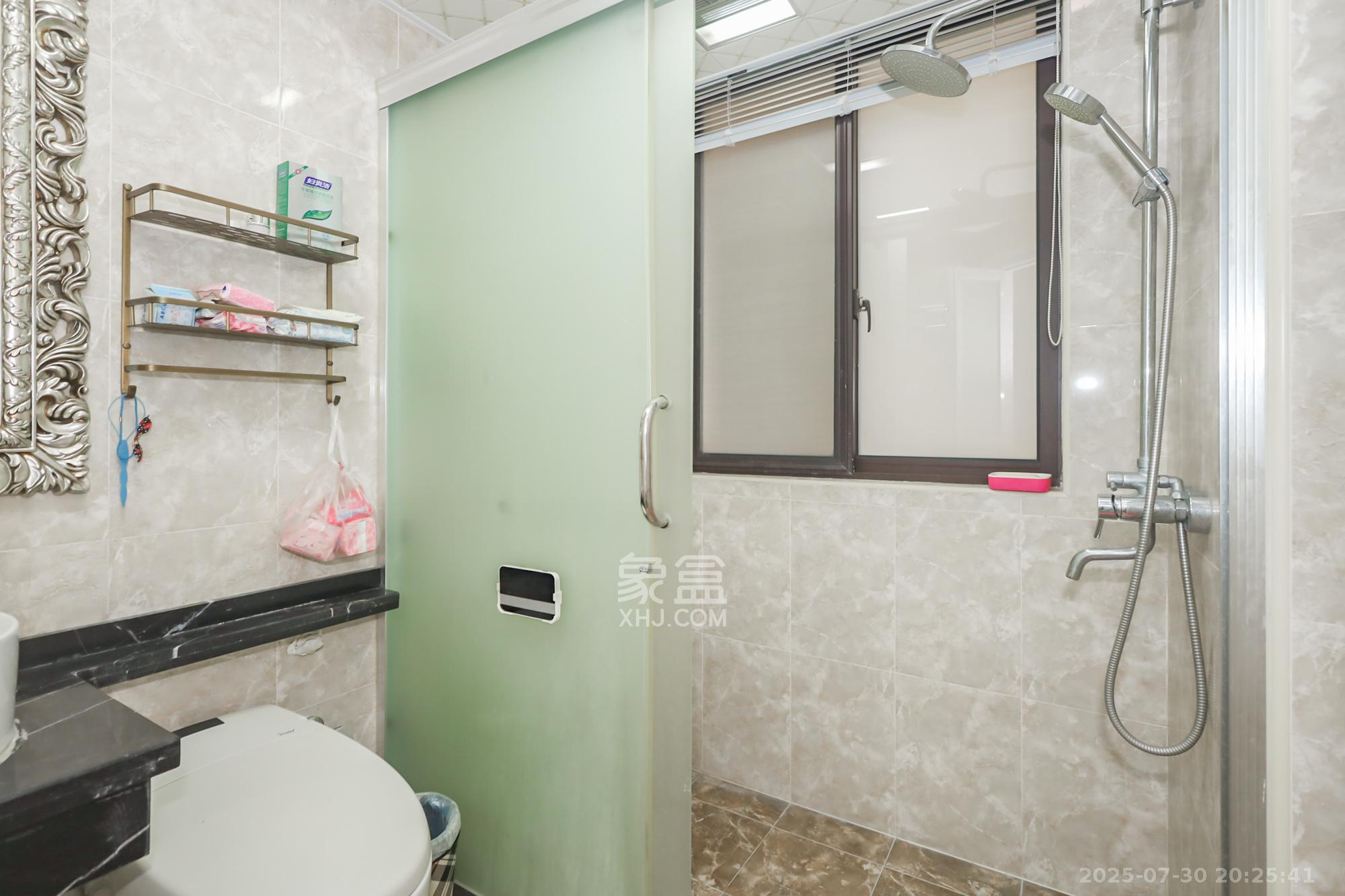 绿地中央广场 3室2厅2卫 160.0万 绿地中央广场 3室2厅2卫 160.0万卫生间