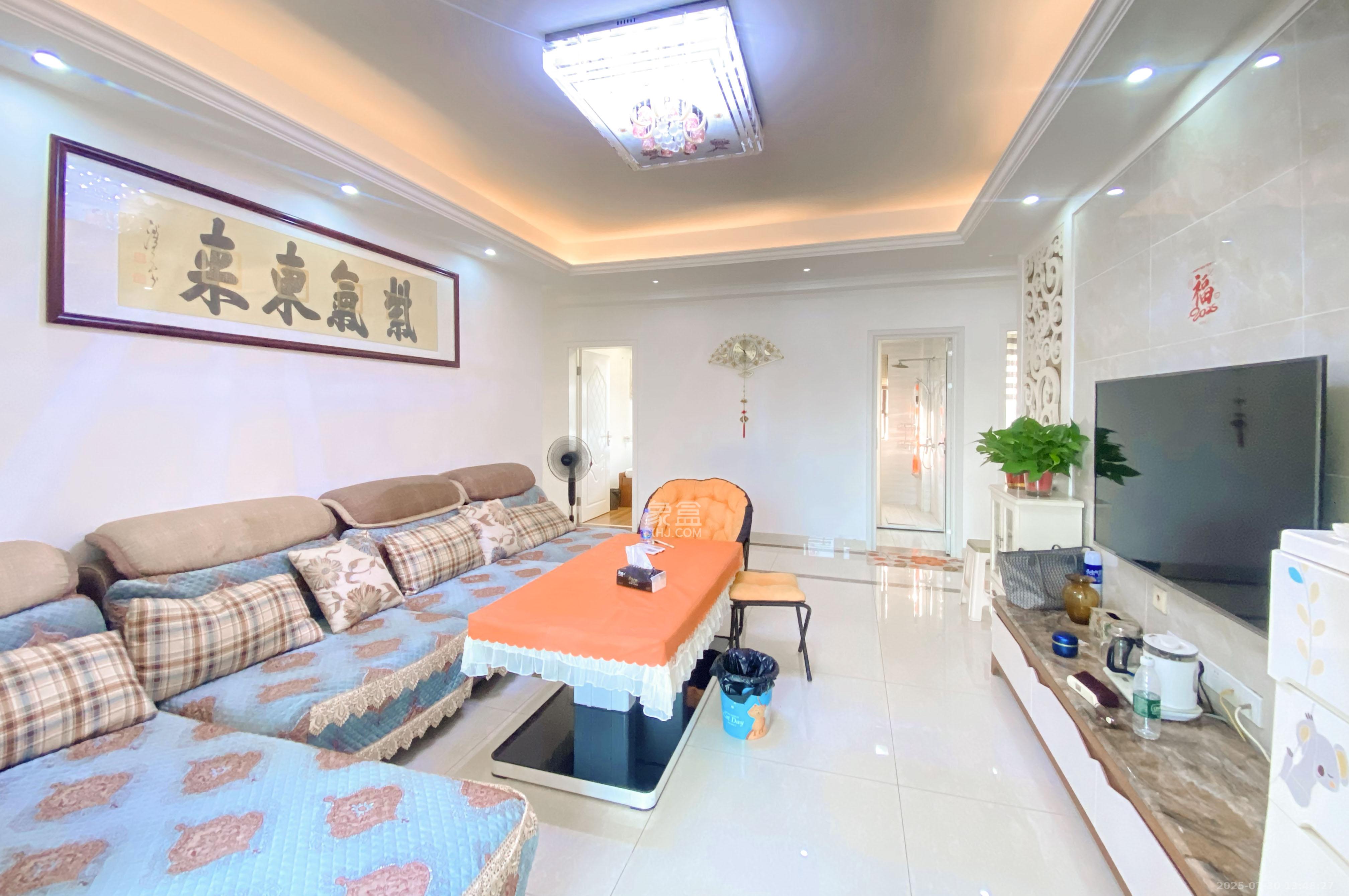 金茂梅溪湖 3室2厅2卫 178.0万 金茂梅溪湖 3室2厅2卫 178.0万客厅