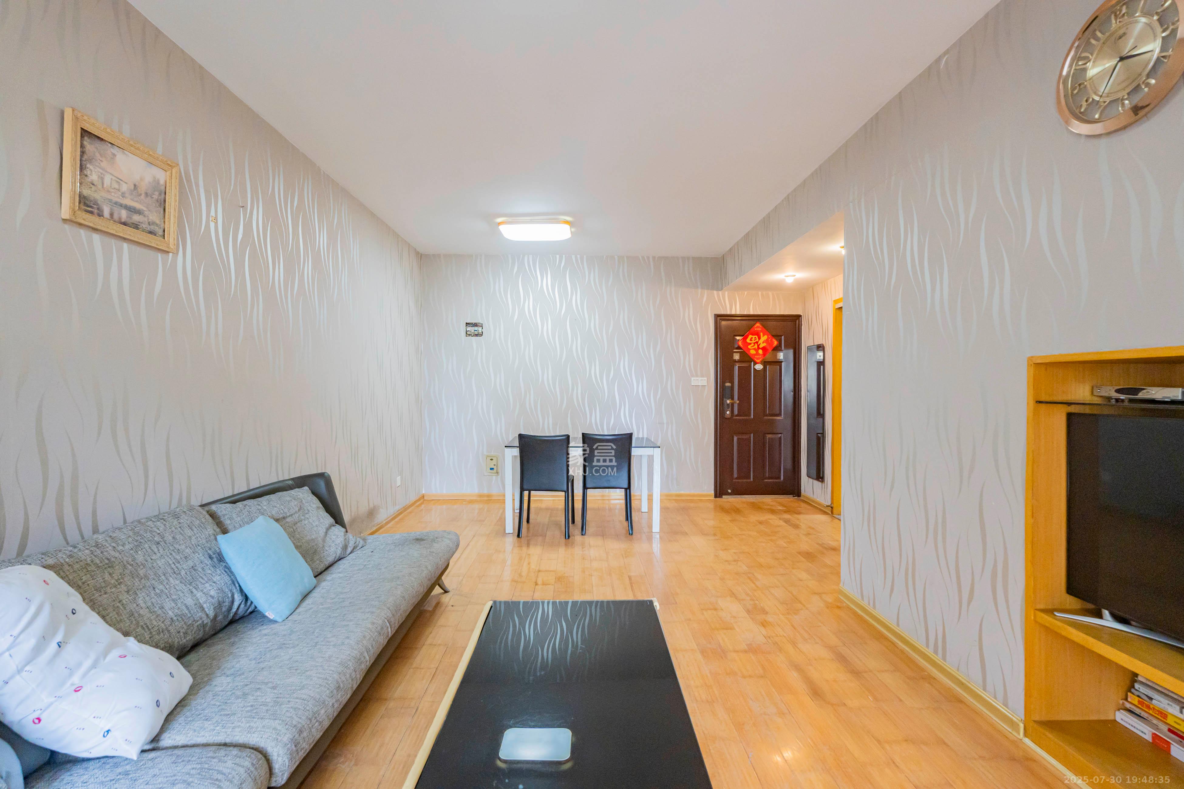 建鸿达现代公寓 2室2厅1卫 51.8万 建鸿达现代公寓 2室2厅1卫 51.8万客厅