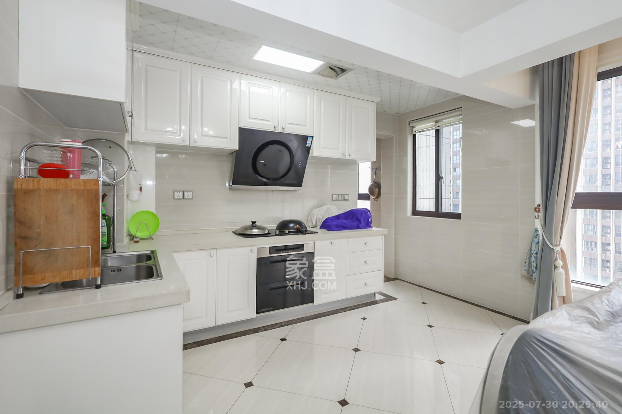 绿地中央广场  3室2厅2卫    160.0万厨房