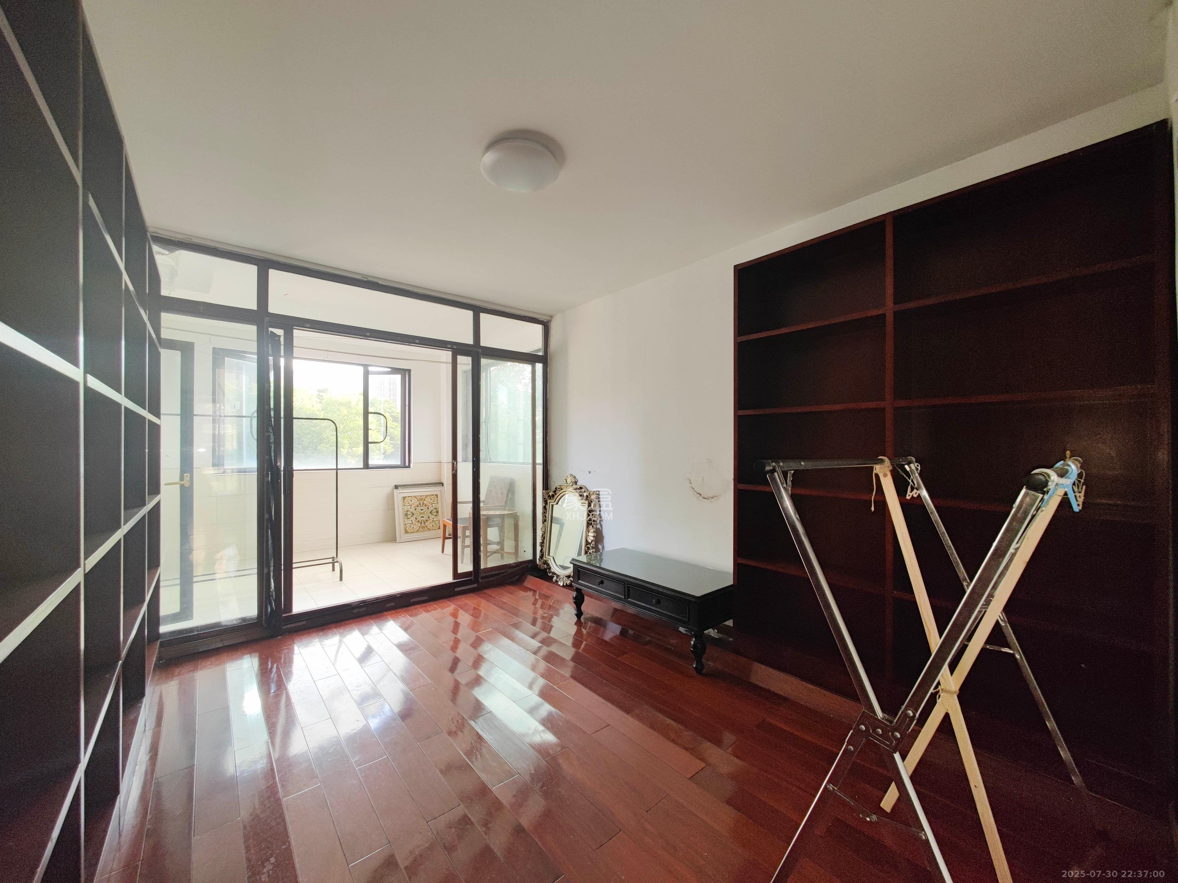 欧莱雅郡  3室2厅2卫    93.8万卧室