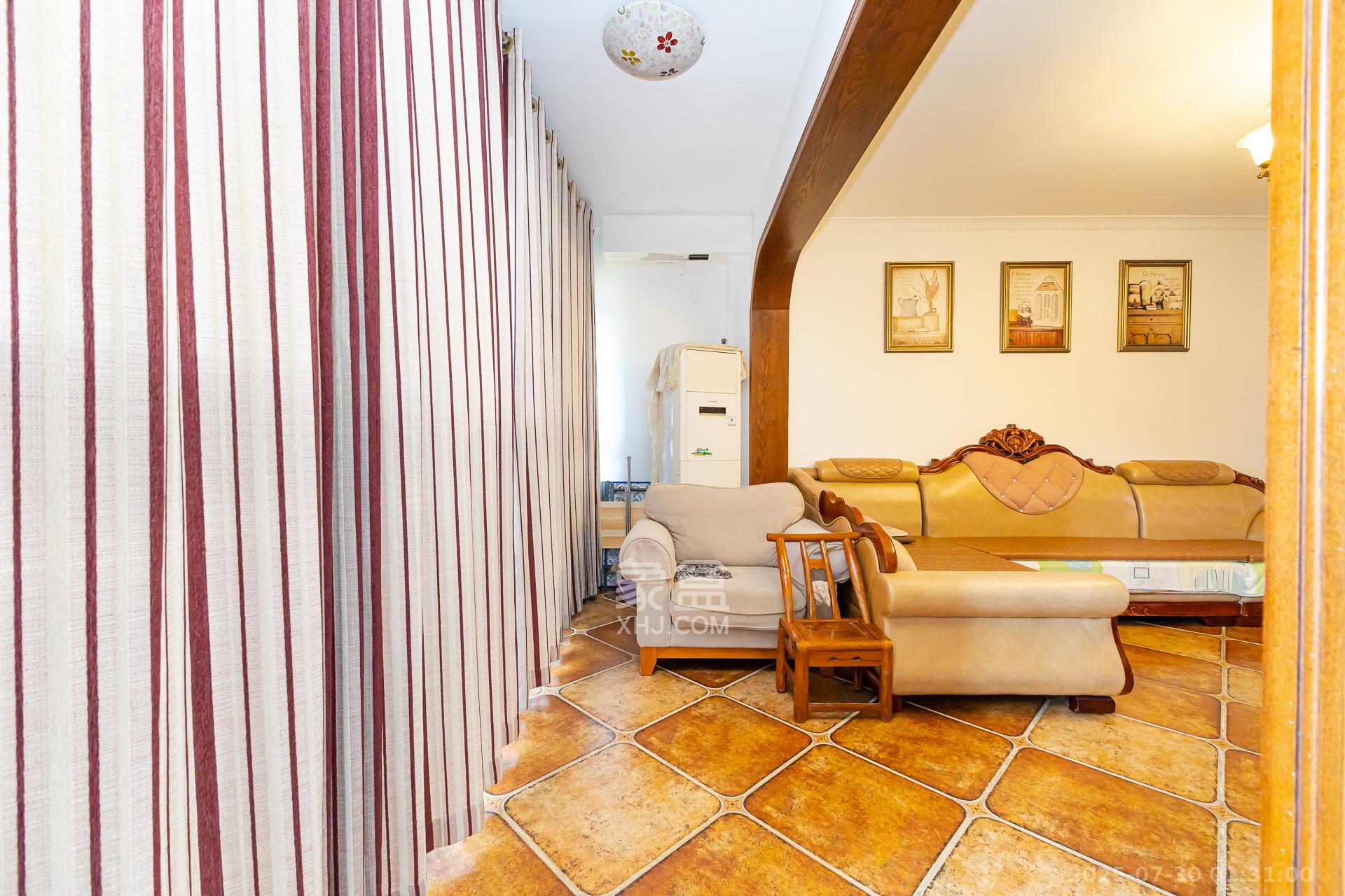 珠江东方明珠(新地东方明珠)三期 4室2厅2卫 132.0万 珠江东方明珠(新地东方明珠)三期 4室2厅2卫 132.0万阳台