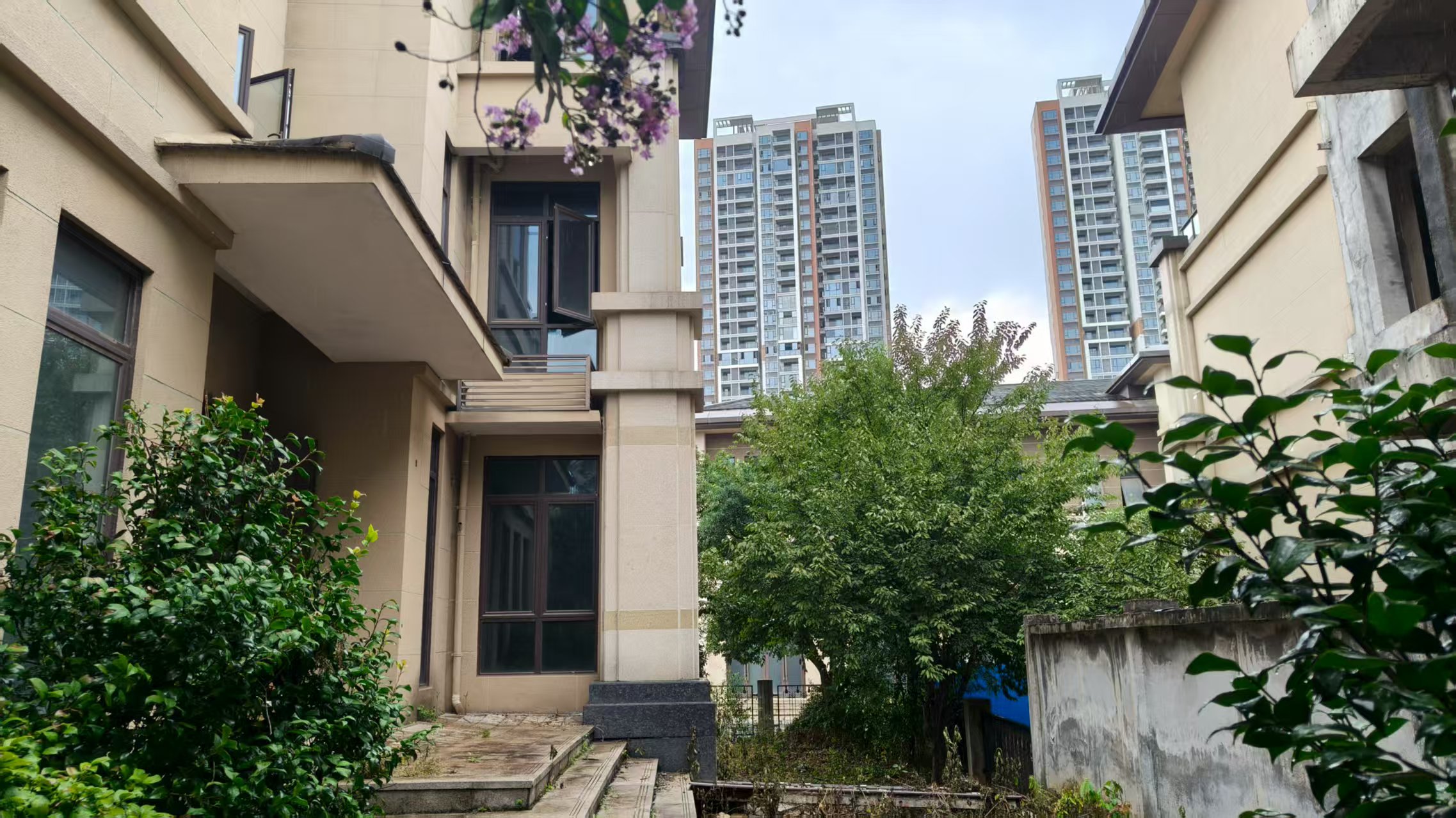 新世界梓山湖 5室2厅3卫 528.0万 新世界梓山湖 5室2厅3卫 528.0万室内图