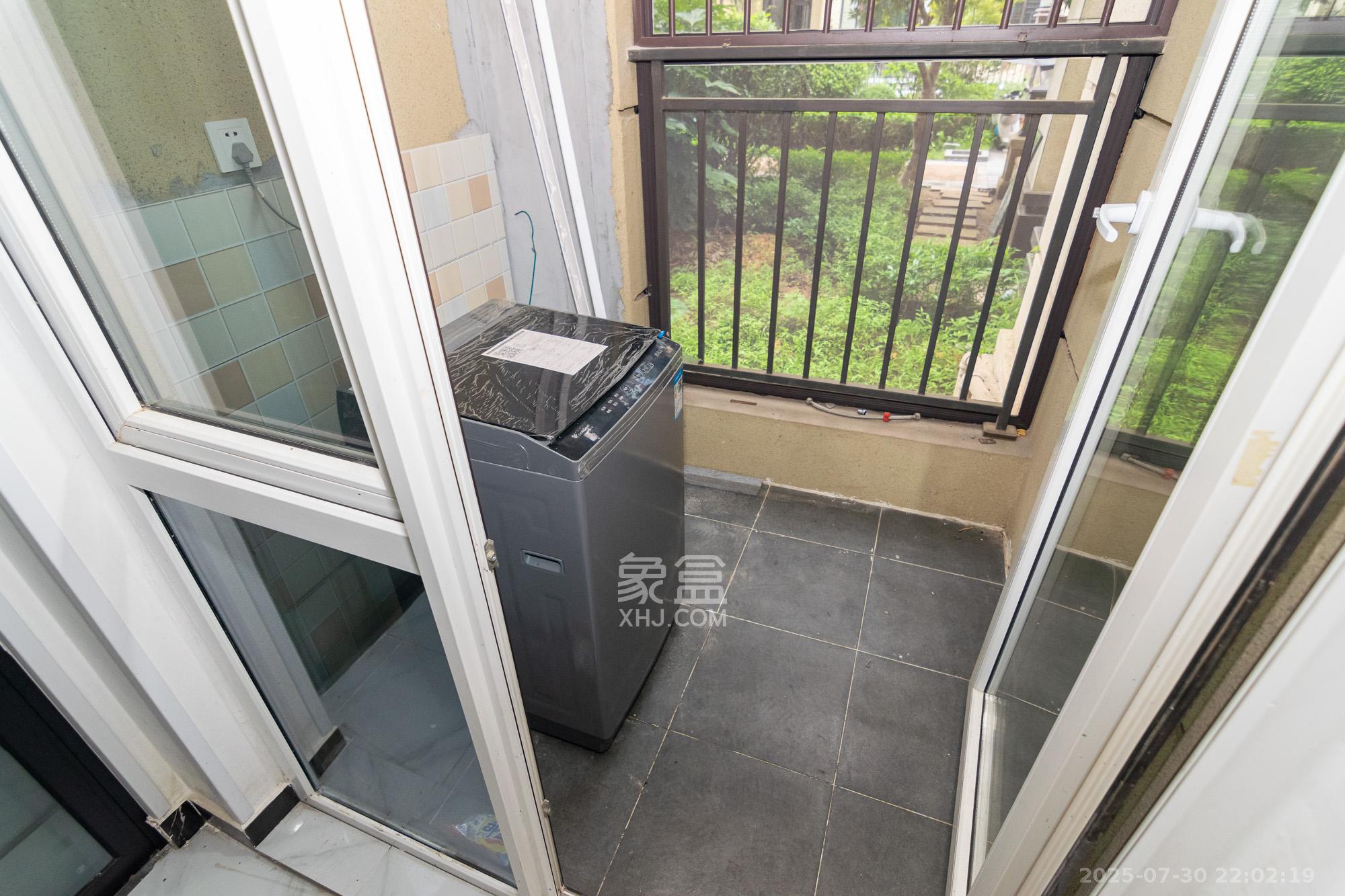 金地三千府(金地湖山樾、金地自在城) 3室2厅2卫 85.0万 金地三千府(金地湖山樾、金地自在城) 3室2厅2卫 85.0万阳台