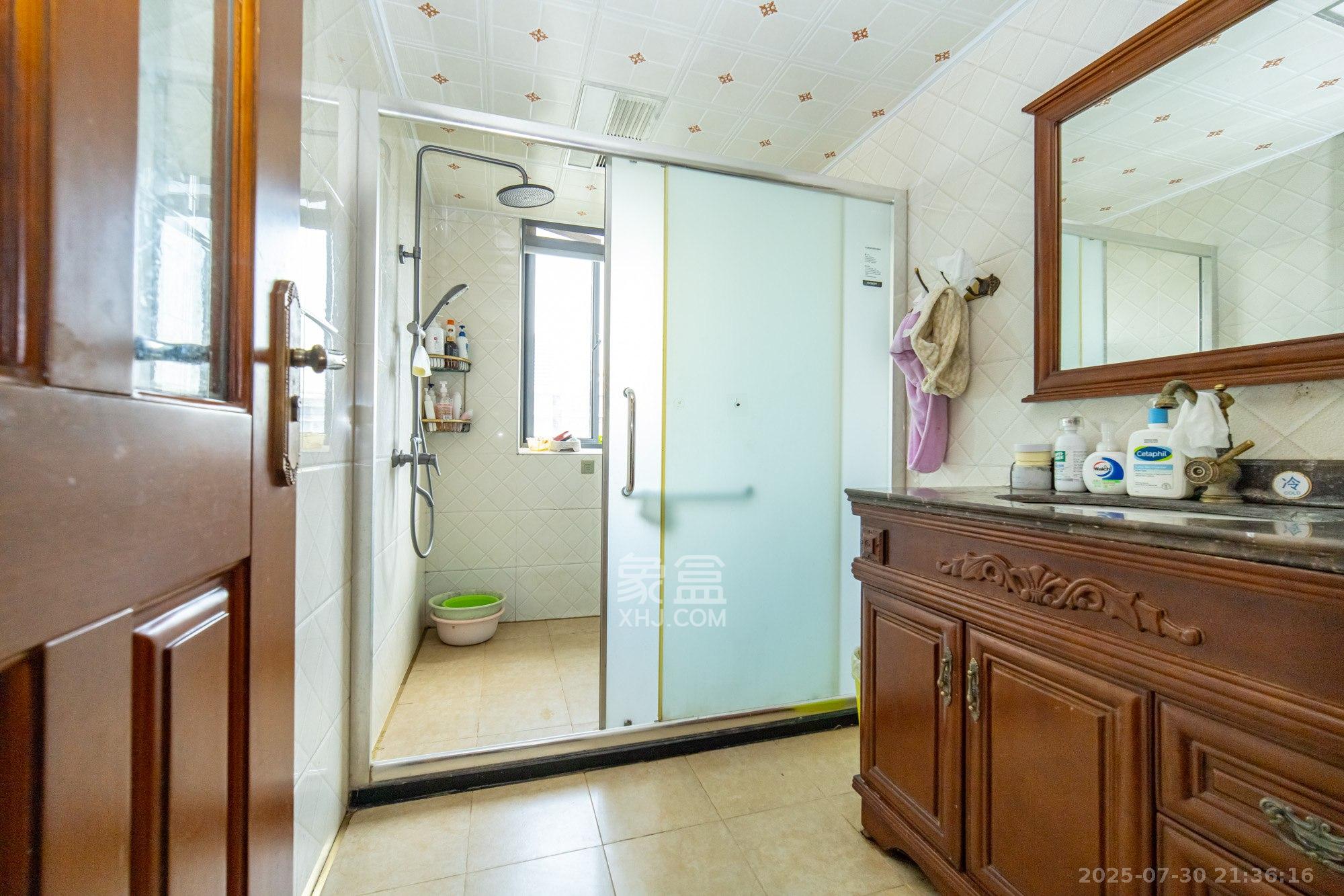 恒基凯旋门一二期 4室2厅2卫 126.0万 恒基凯旋门一二期 4室2厅2卫 126.0万卫生间